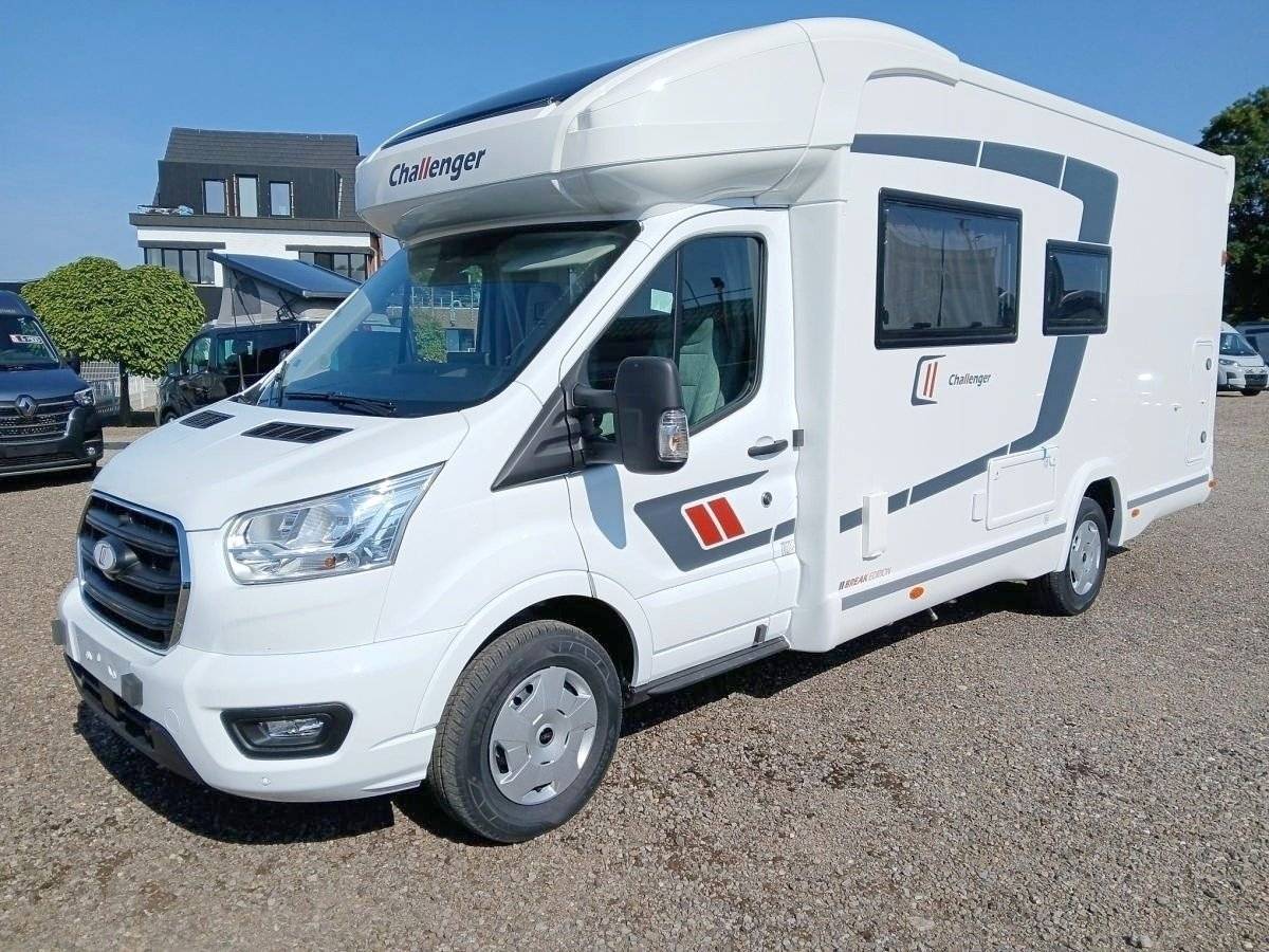 Front view from 3/4 Ford Transit 2,0 l 130 ch - Yescapa