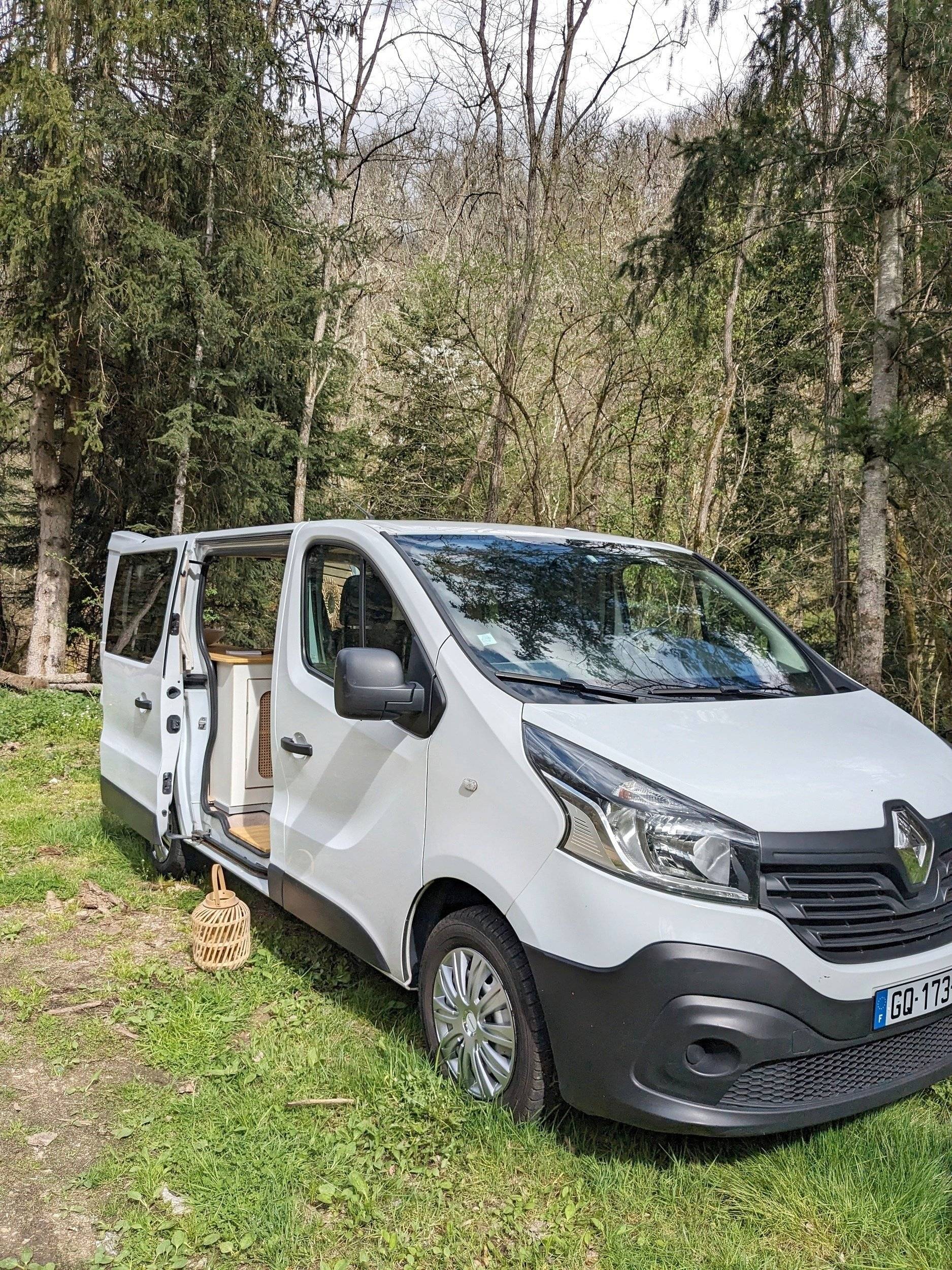 schräge Vorderansicht Renault Trafic l1h1 dci - Yescapa