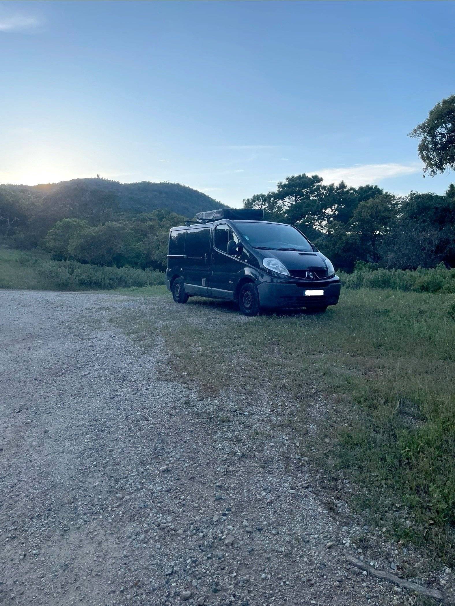 Vue avant de 3/4 Renault Trafic 2 l 115 ch - Yescapa