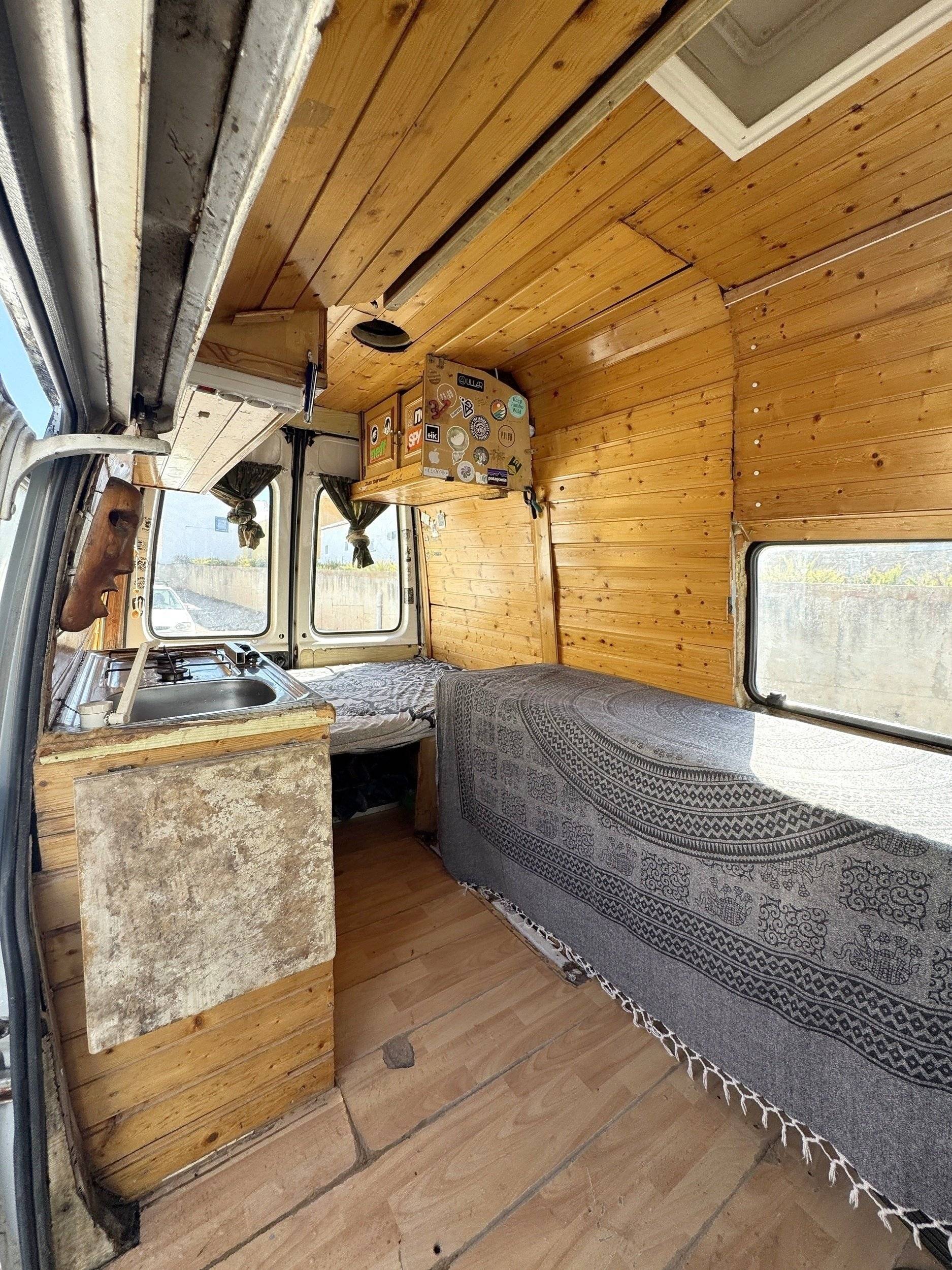 Dining Area Ford Transit 2,0 l 115 ch - Yescapa