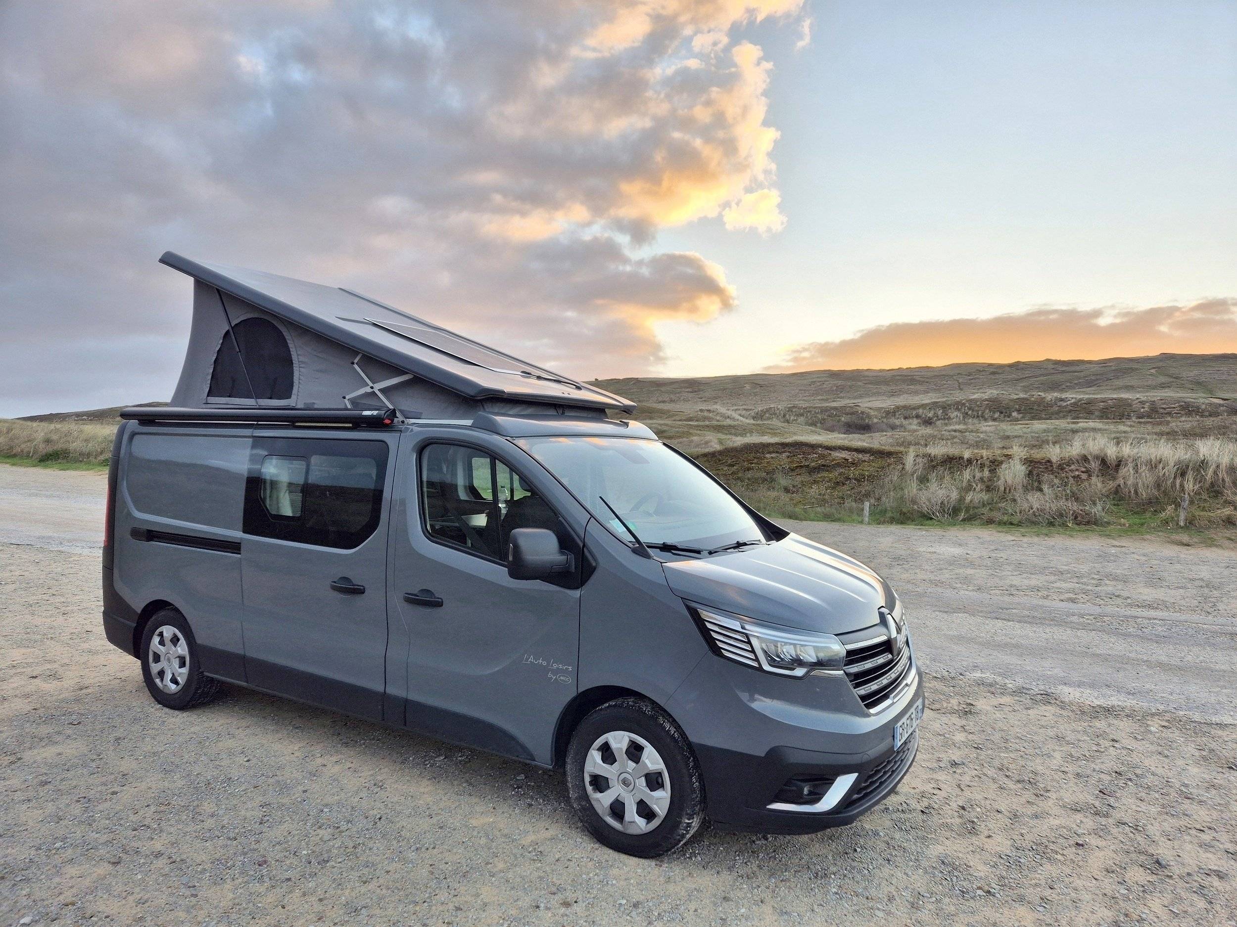 Vista de 3/4 Renault Trafic - Yescapa