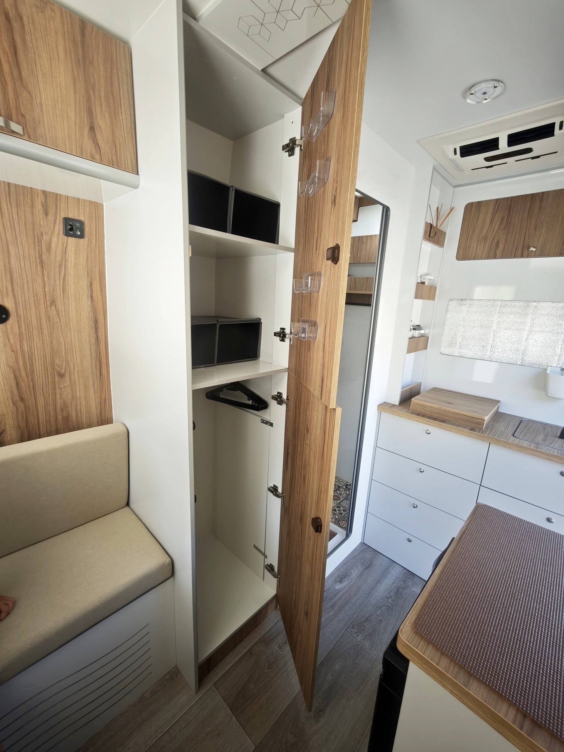 3 C Cartier/Brisebras c