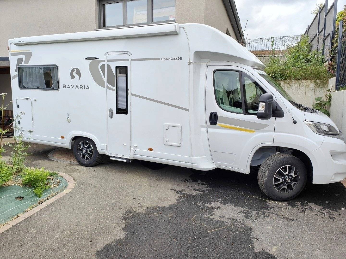 Front view from 3/4 Citroën Citroën jumper - Yescapa