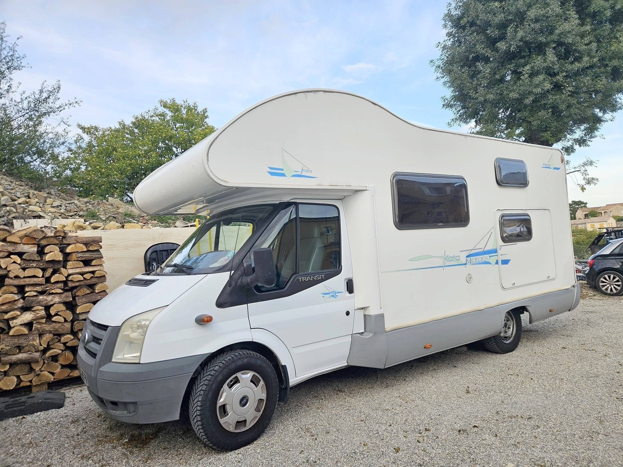 Front view from 3/4 Ford rimor katamarano - Yescapa
