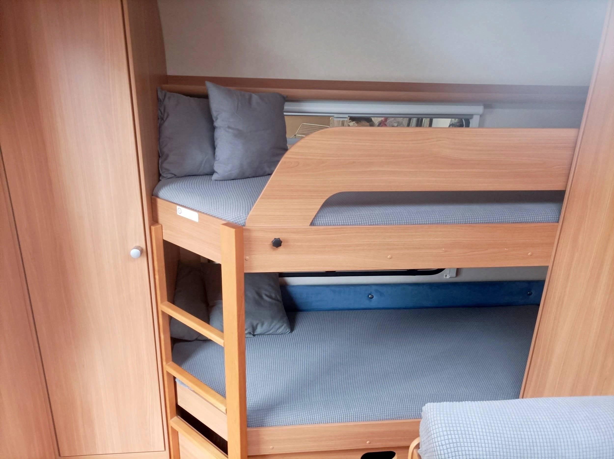 Berth Ford Graphite - Yescapa