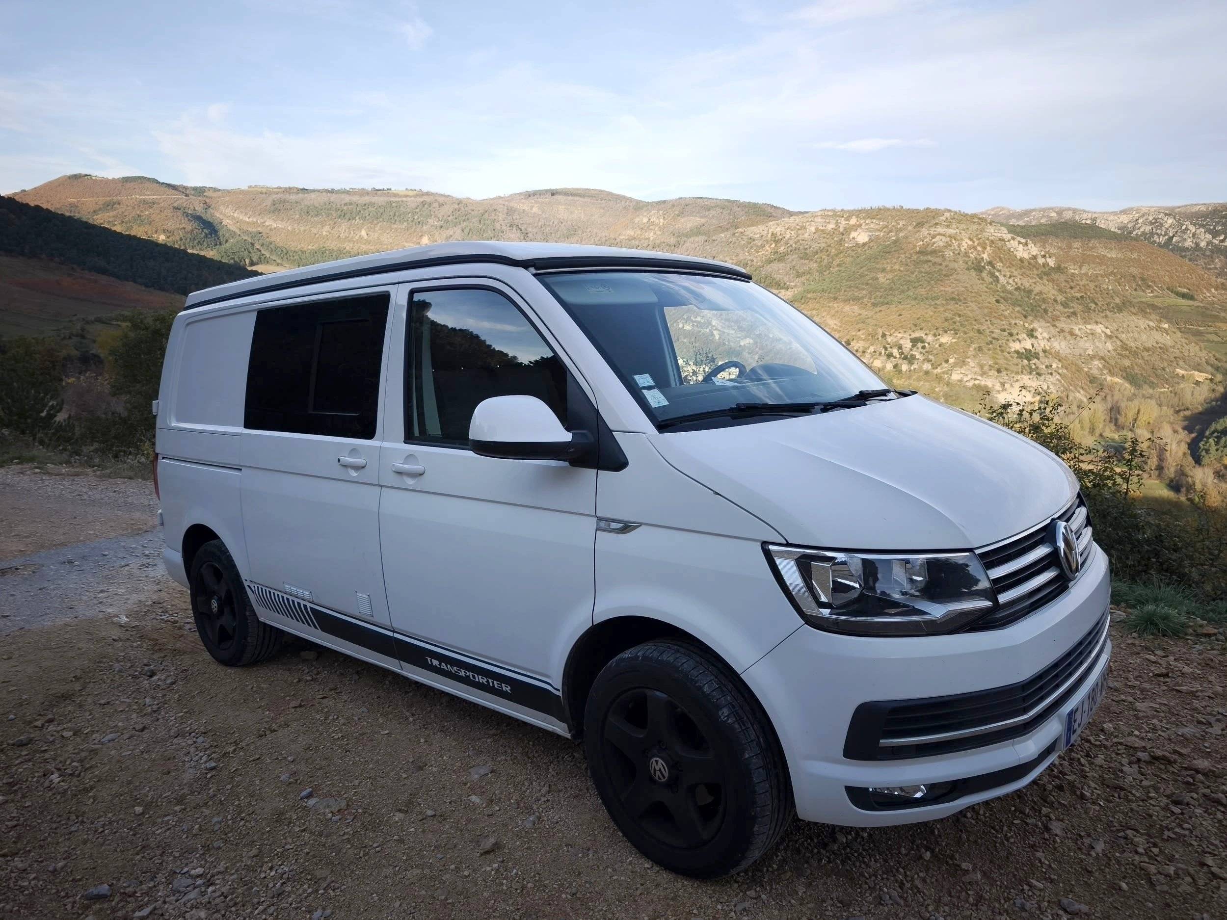Vista de 3/4 Volkswagen T6 2,0 l TDI 150 ch - Yescapa