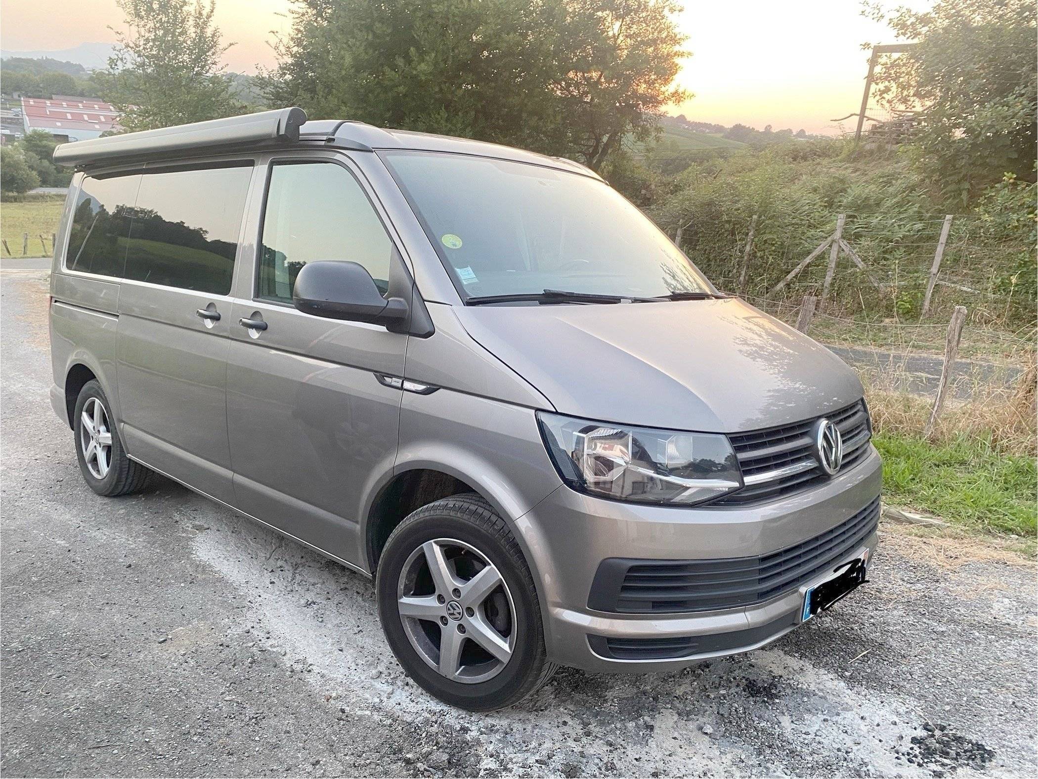 Front view from 3/4 Volkswagen - Yescapa