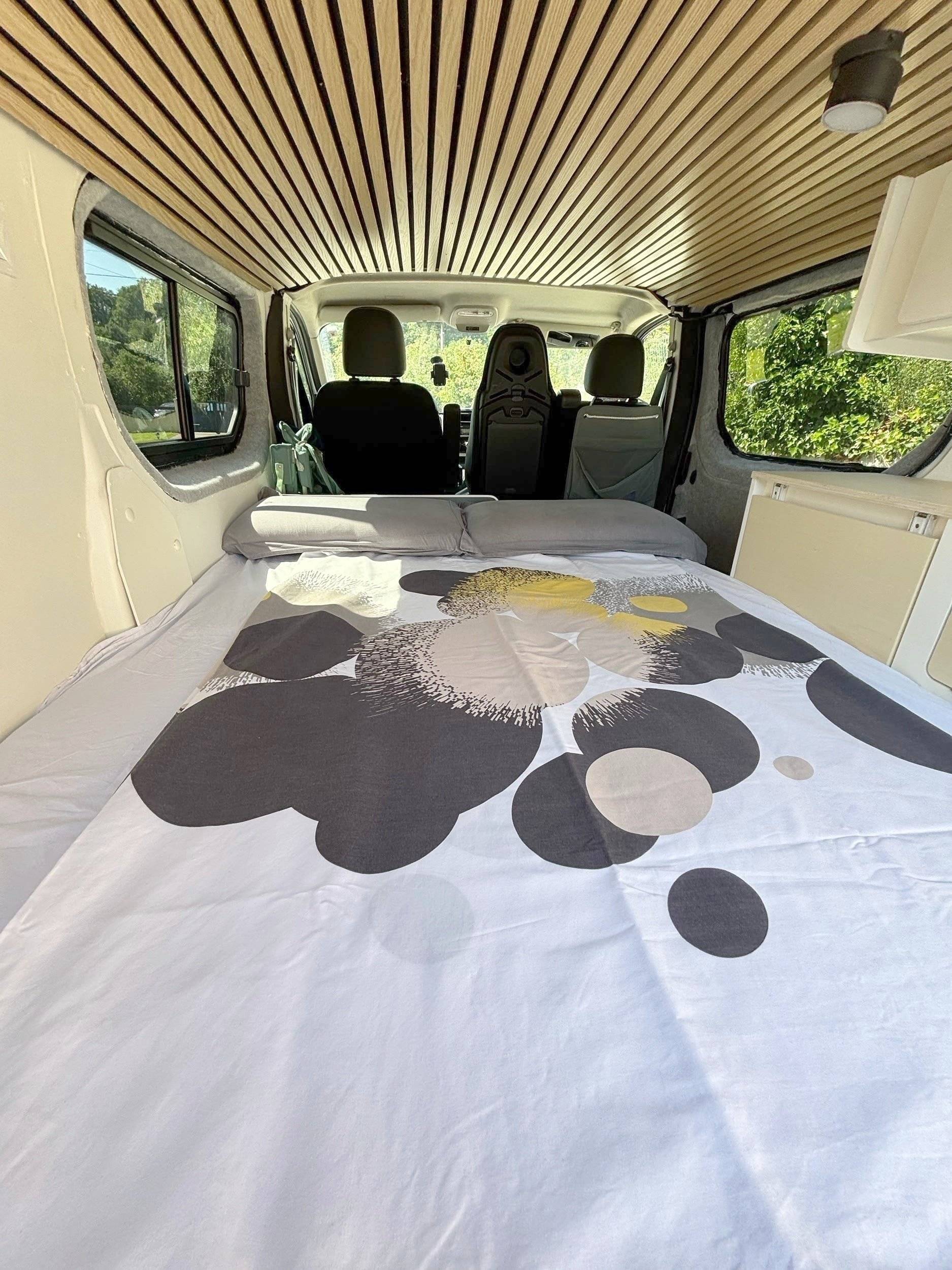 Vue avant de 3/4 Renault Trafic 1,6 l 115ch - Yescapa