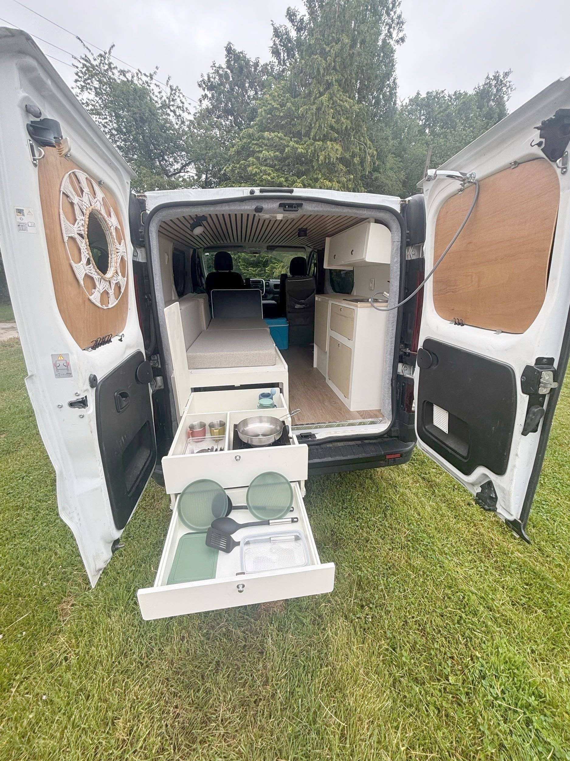 Front view from 3/4 Renault Trafic 1,6 l 115ch - Yescapa