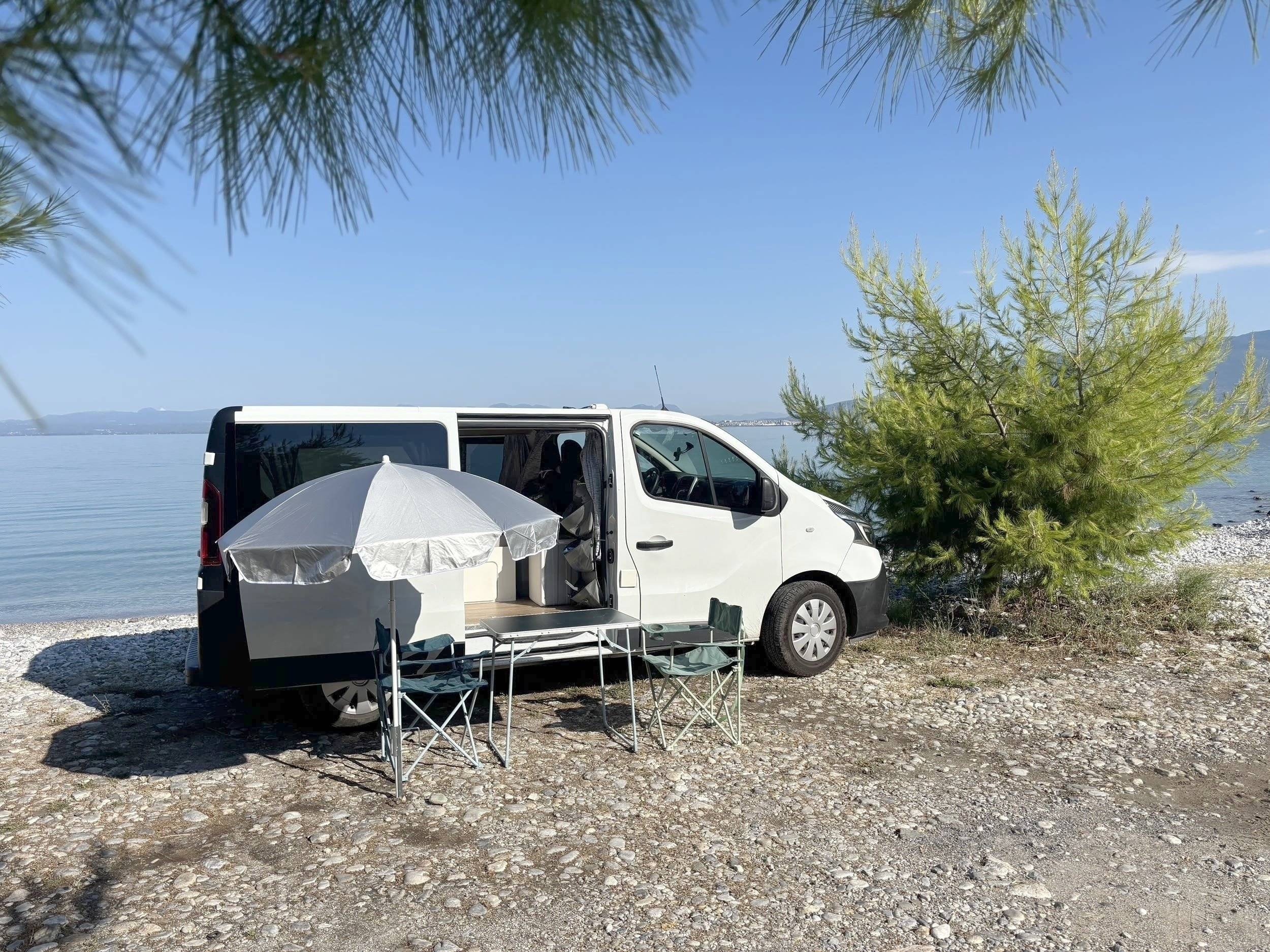 Voorkant 3/4 Renault Trafic 1,6 l 115ch - Yescapa