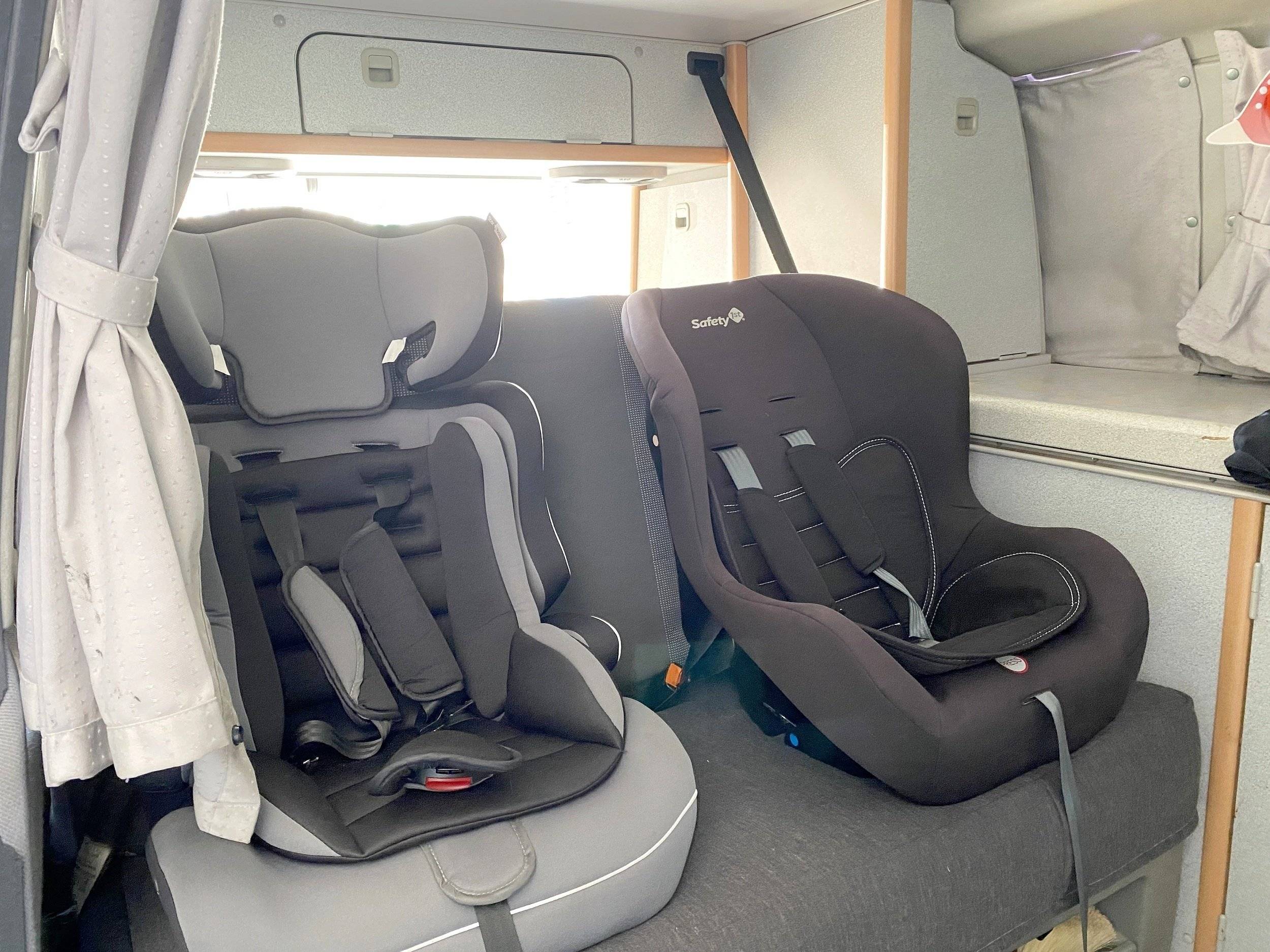 Dining Area Volkswagen California T4 - Yescapa