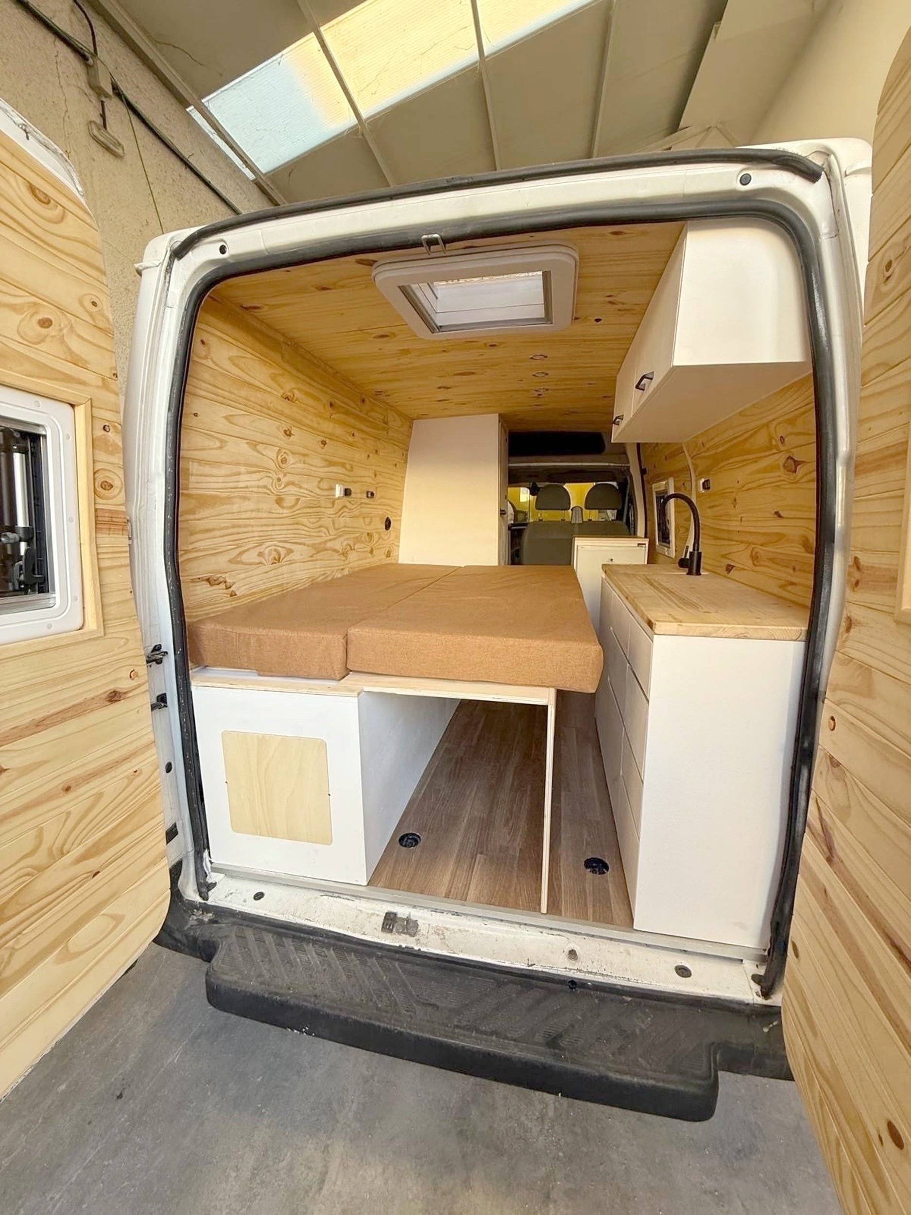 Vista del vehicle angle davanter Ford Transit - Yescapa