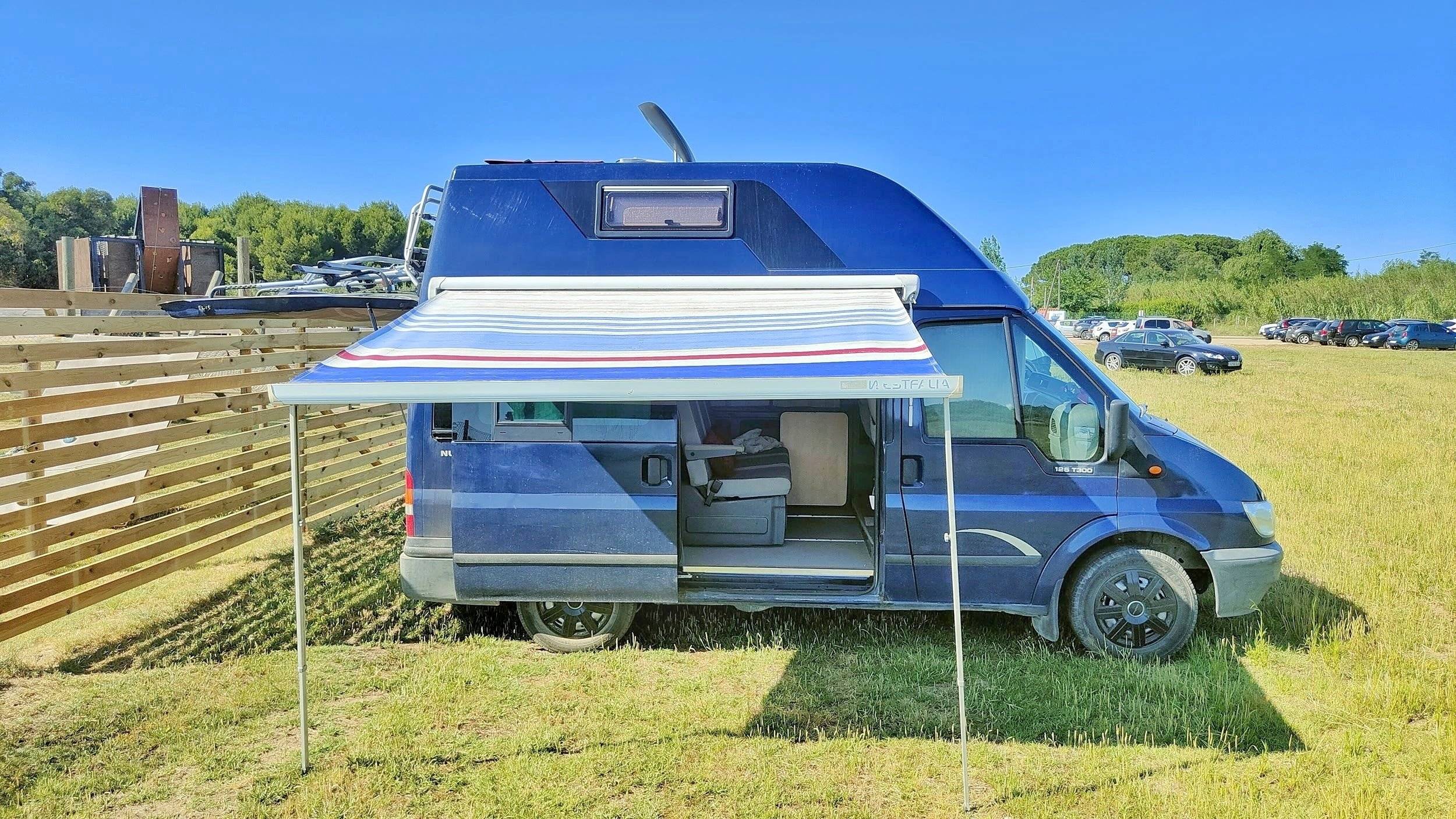 schräge Vorderansicht Ford Ford Nugget - Yescapa
