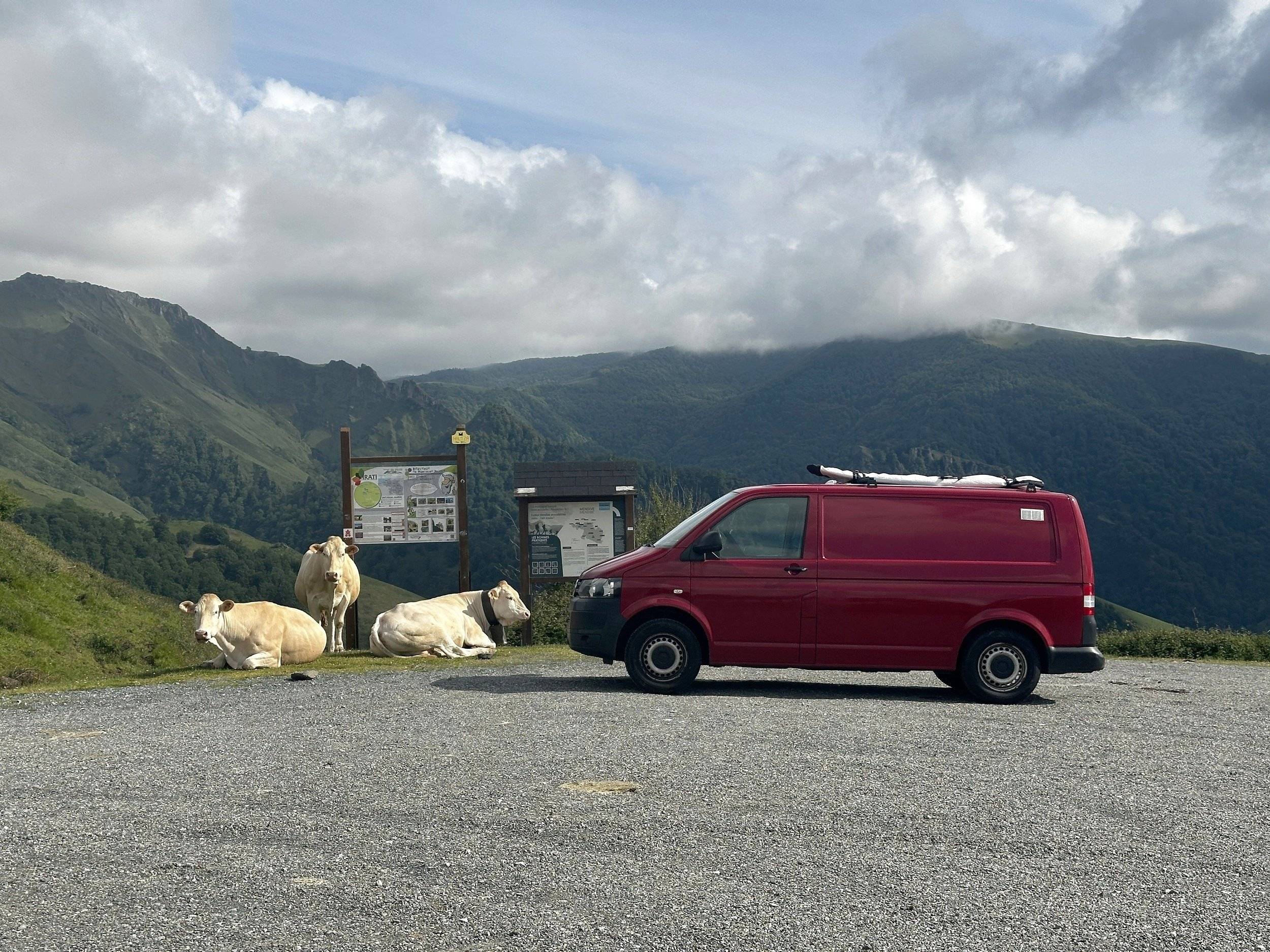 Vista frontale a ¾ Volkswagen T5 2,0 l 102 ch - Yescapa