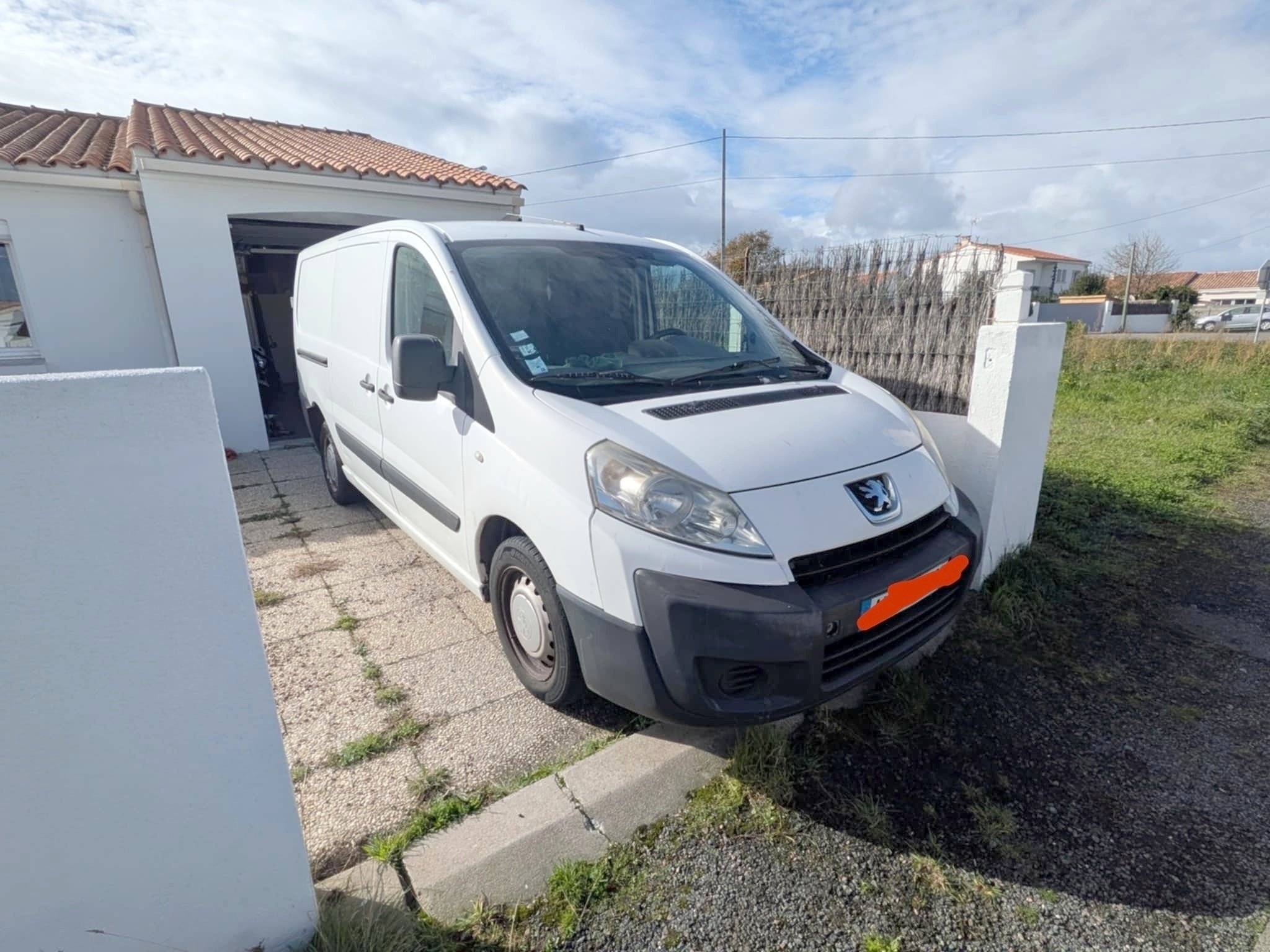 Vue avant de 3/4 Peugeot - Yescapa