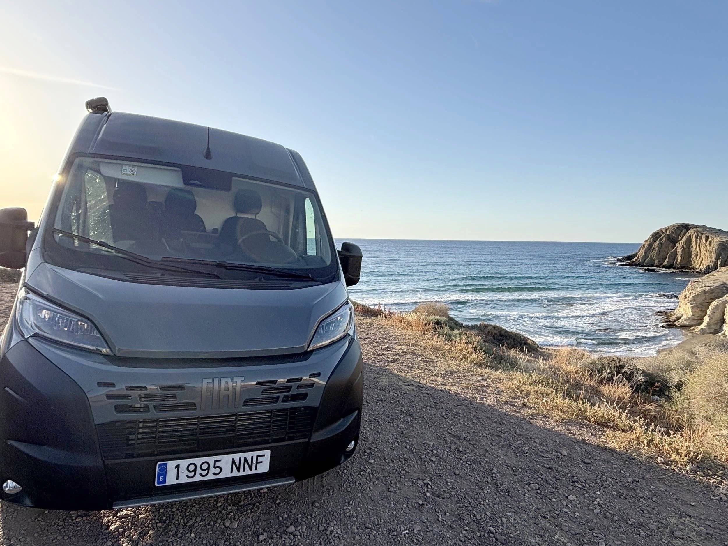 Vista del vehicle angle davanter Fiat Ducato 2,2 l Multijet 130 ch. - Yescapa
