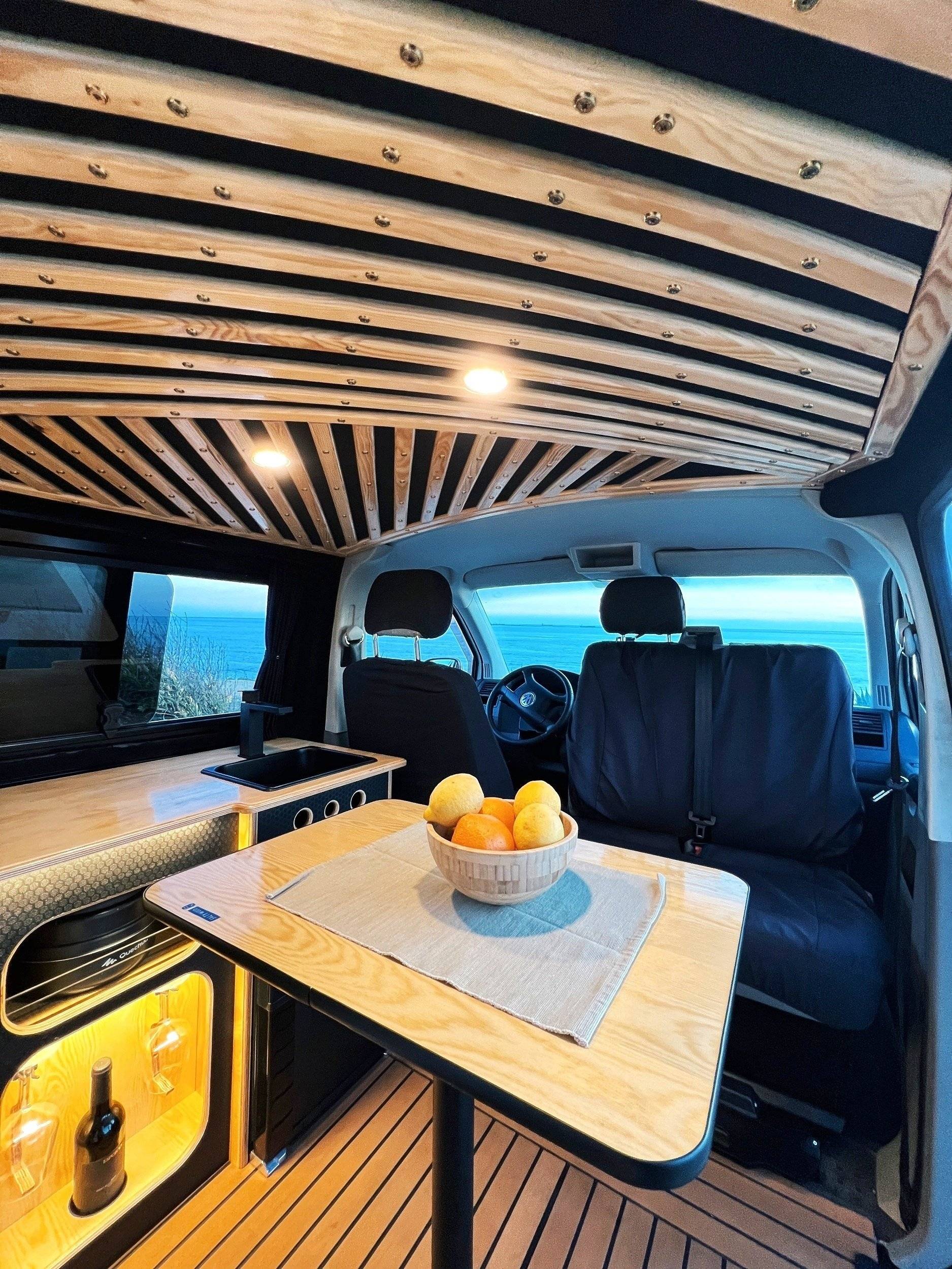 Dining Area Volkswagen T5 1,9 l 102 ch - Yescapa