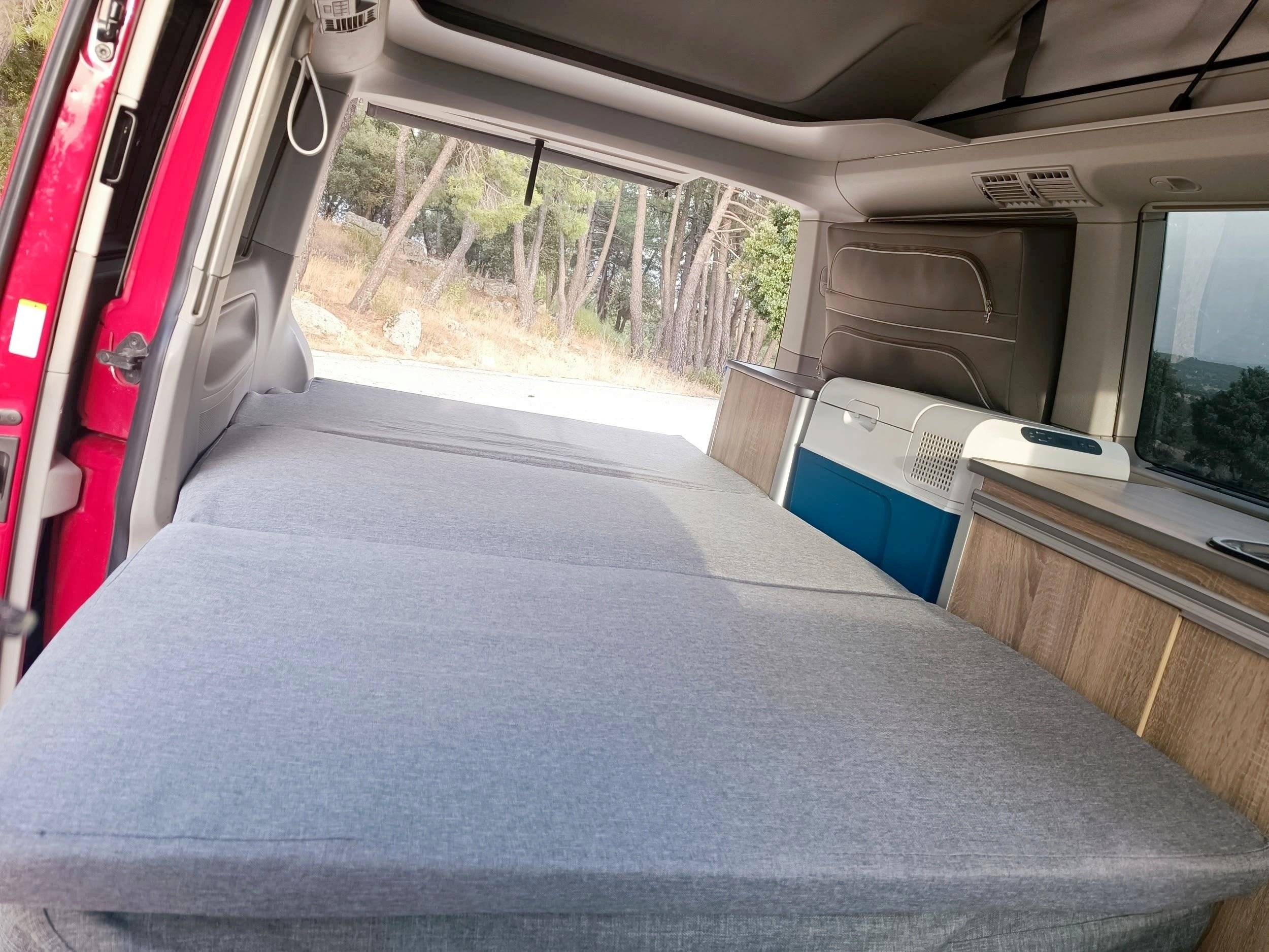 Plazas en cama Volkswagen California Beach T6 - Yescapa