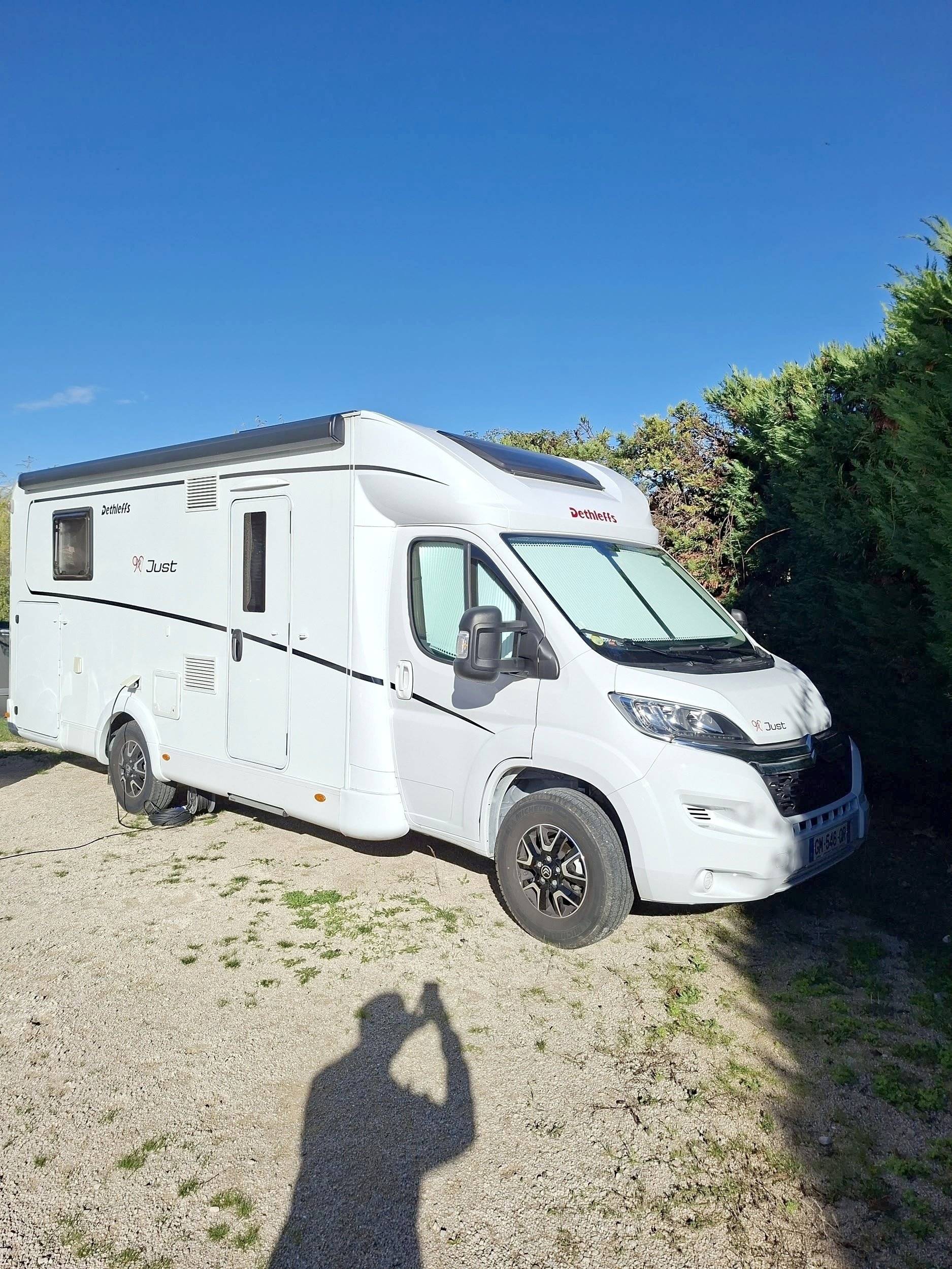 Vue avant de 3/4 Citroën 2.2l BlueHDI • 121 kW / 165 PS - Yescapa