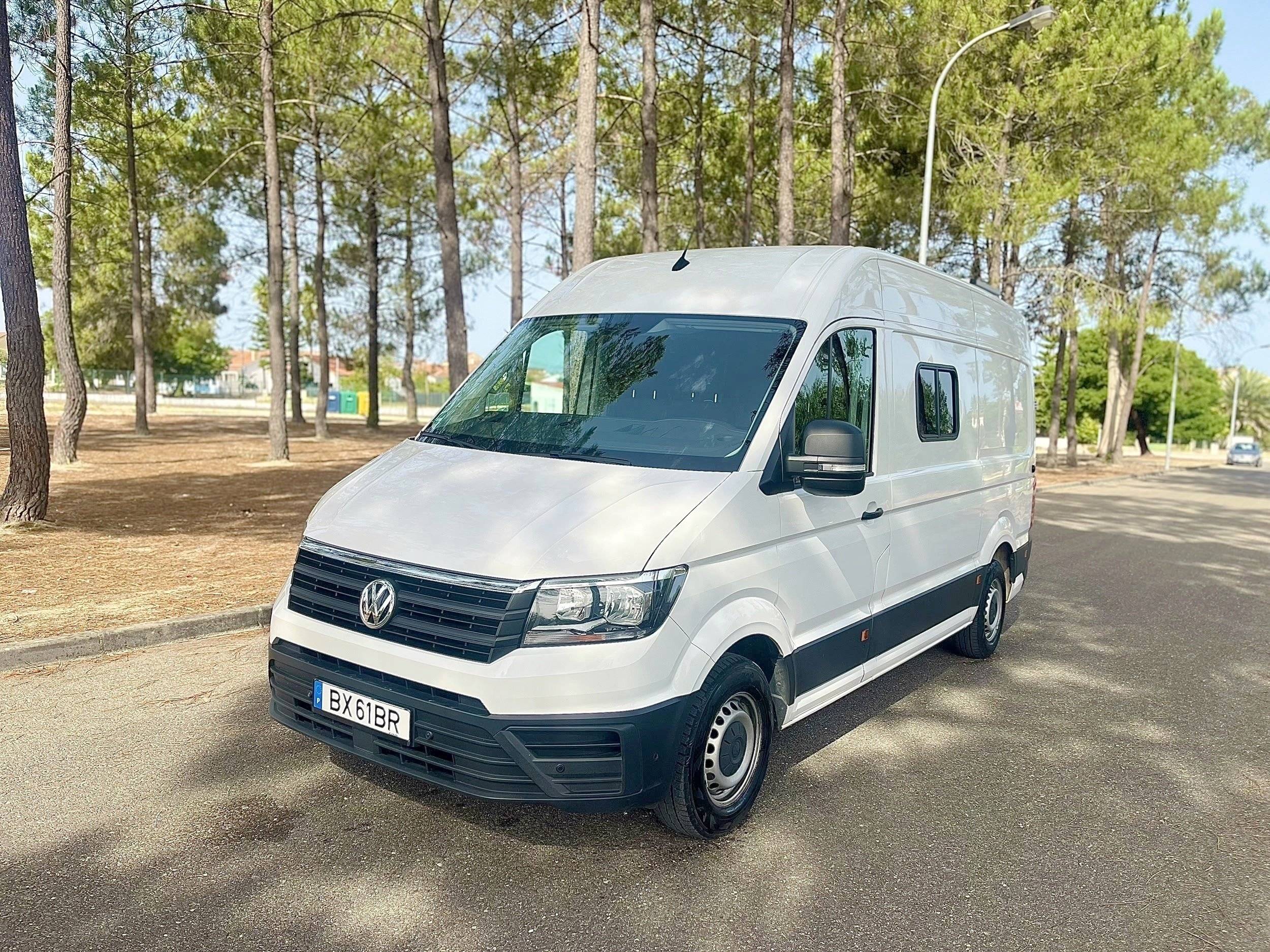 Vista del vehicle angle davanter Volkswagen Volkswagen Crafter - Yescapa