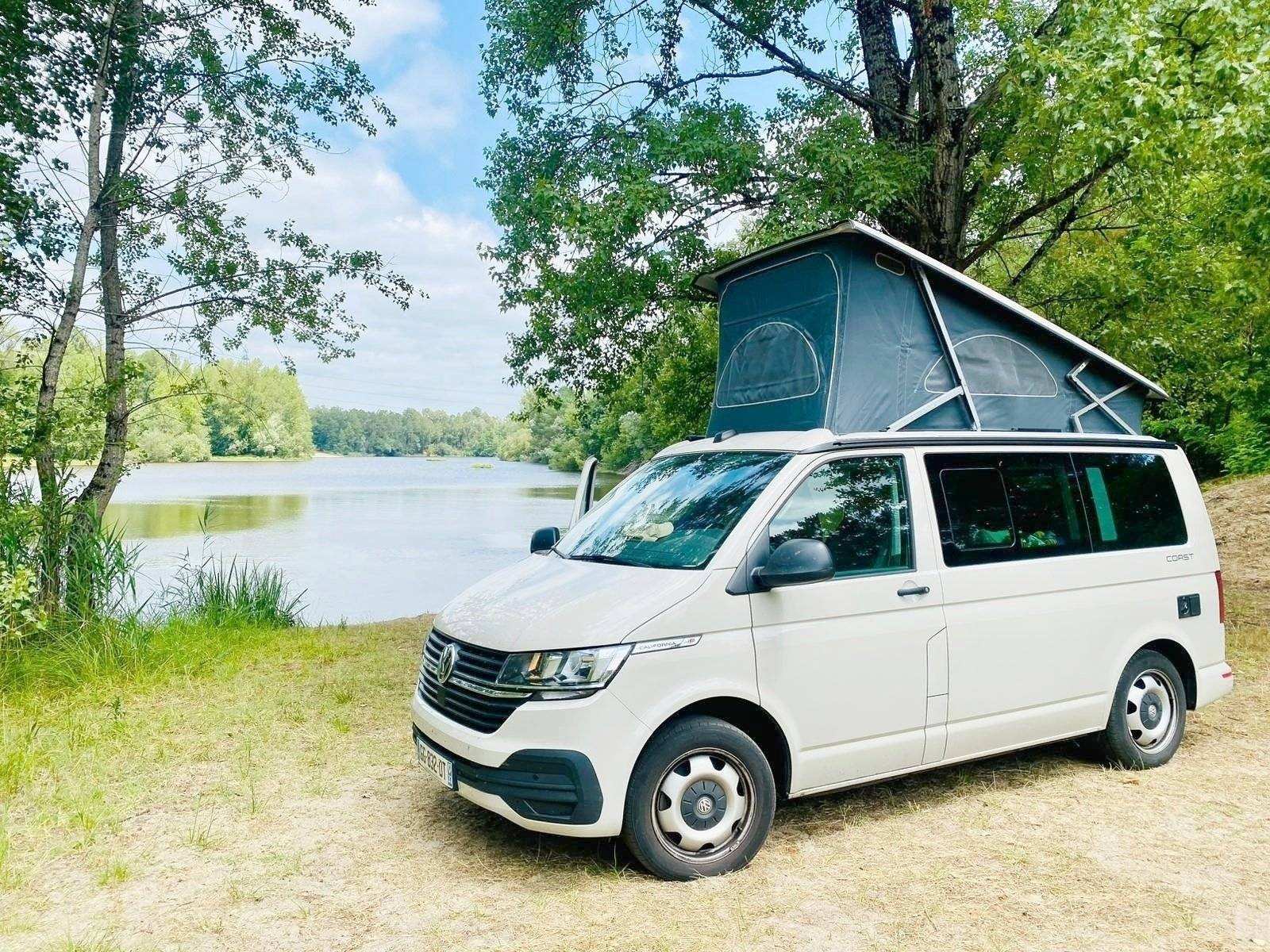 schräge Vorderansicht Volkswagen T6 California Coast - Yescapa