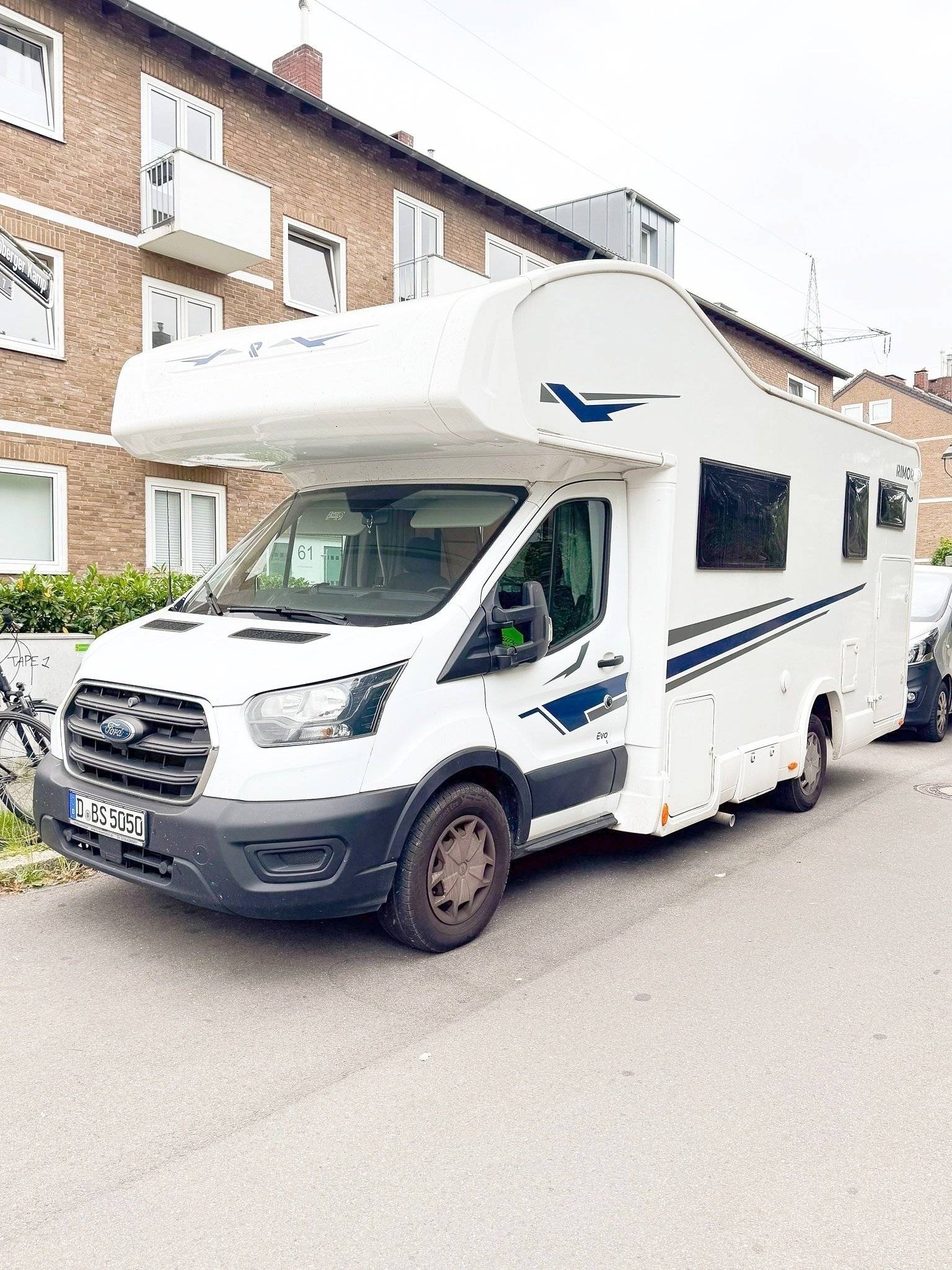 Vista de 3/4 Ford FORD TRANSIT - Yescapa