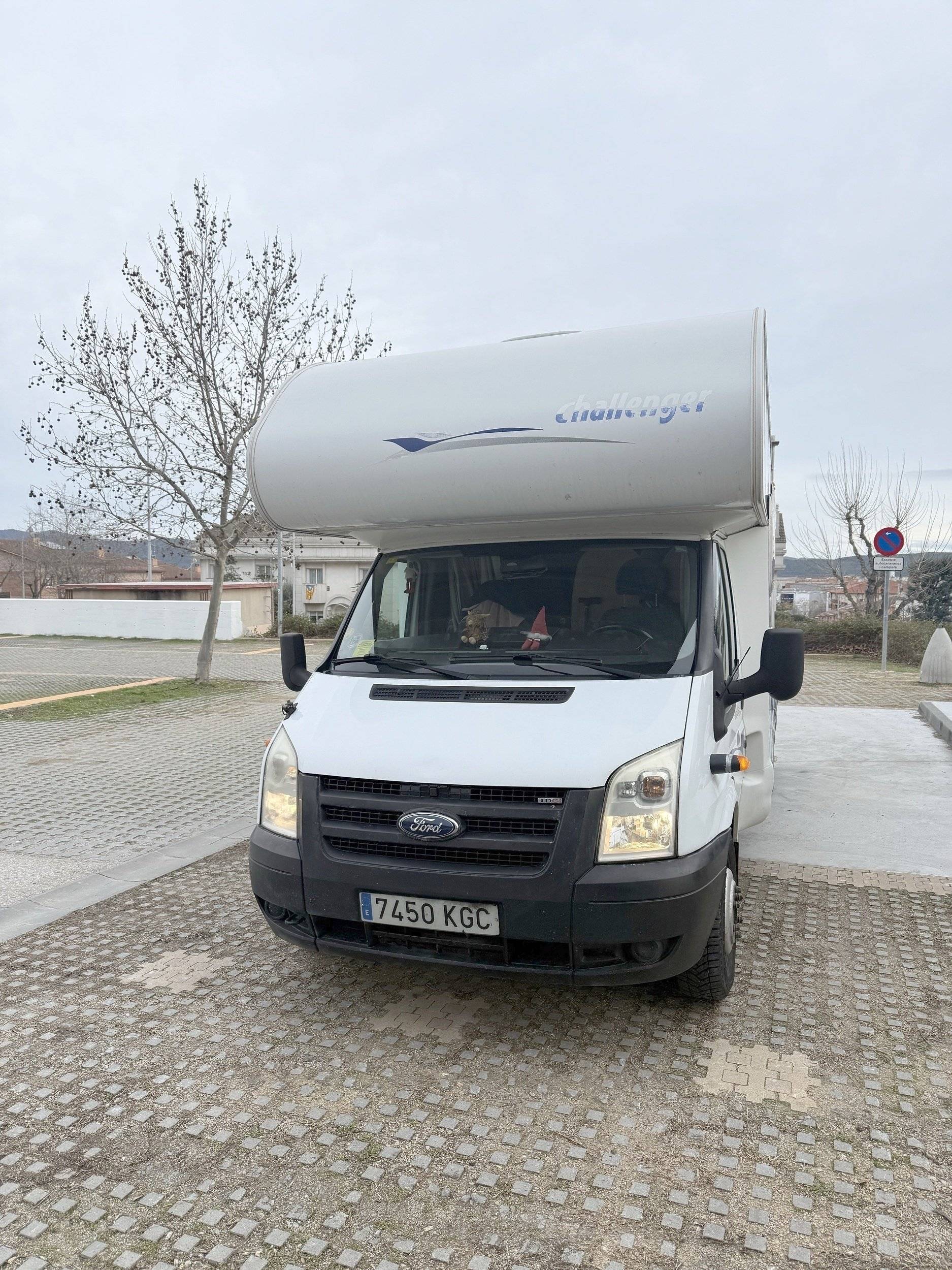 schräge Vorderansicht Ford Transit 2,4 l 140 ch - Yescapa