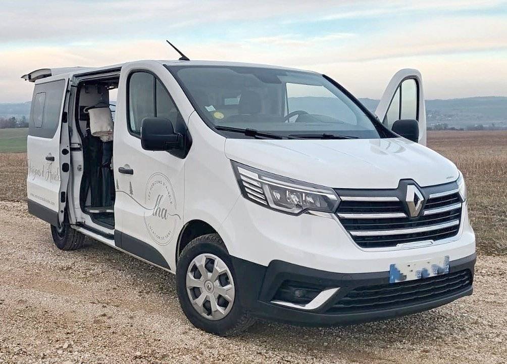 Front view from 3/4 Renault Trafic - Yescapa