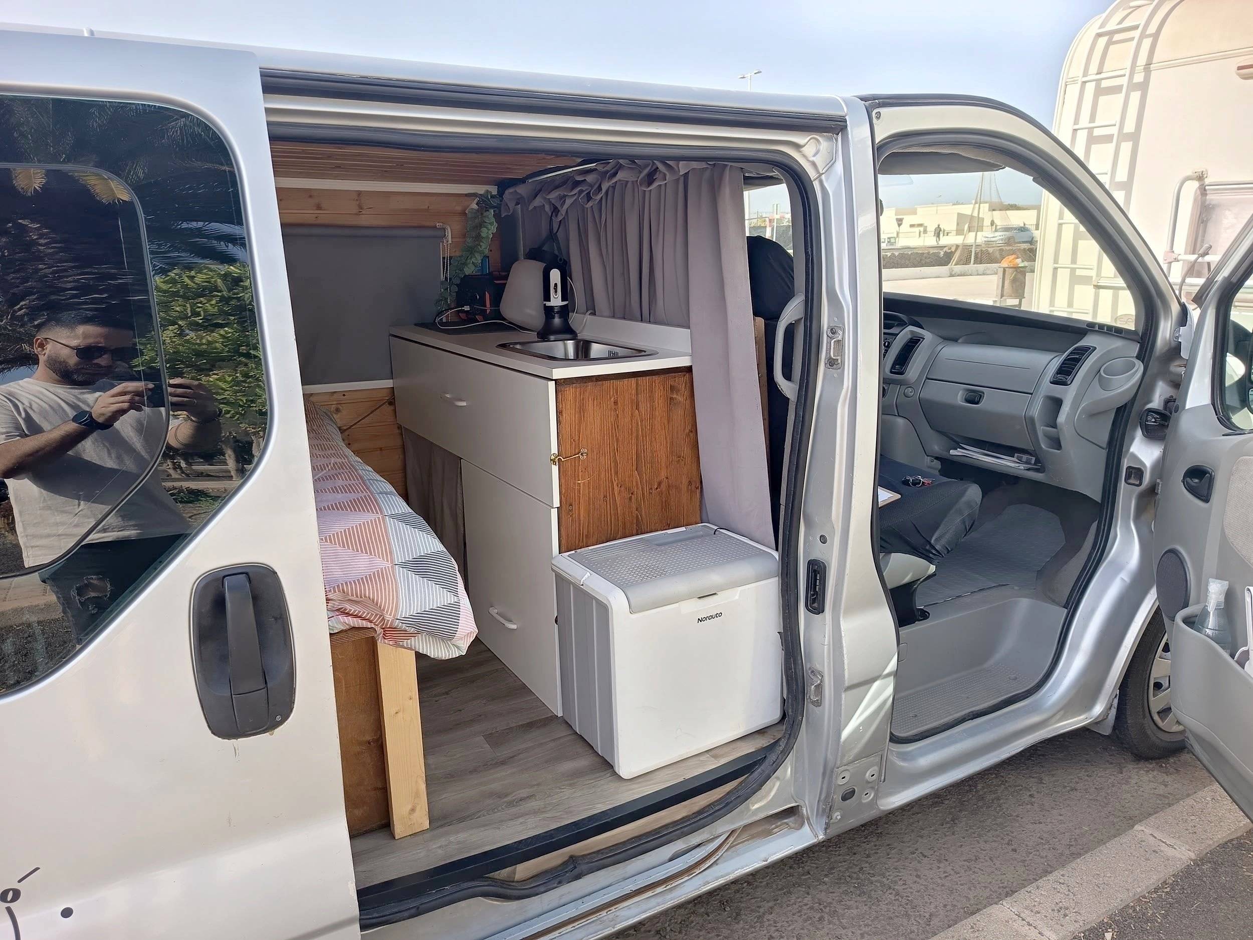 Dining Area Opel Vivaro - Yescapa