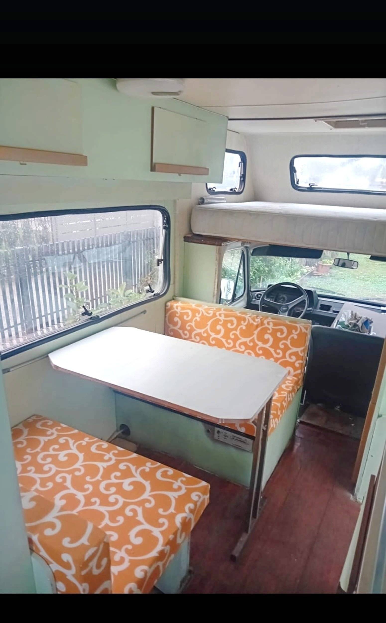 Dining Area Ford Transit MK2 - Yescapa