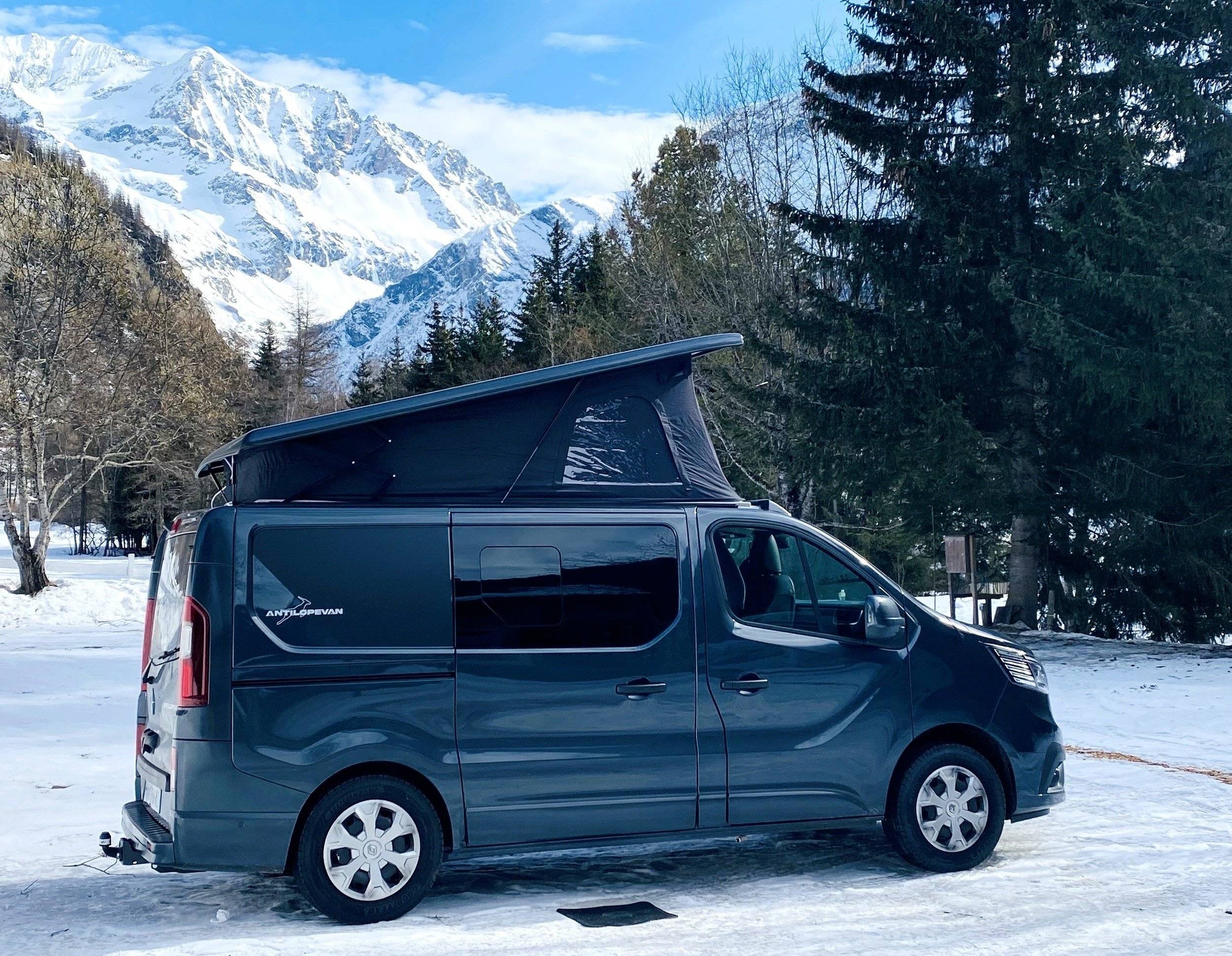 Voorkant 3/4 Renault RENAULT TRAFIC III 1.6 ENERGY DCI 145 TWIN TURBO EU6 L1H1 2.7T - Yescapa