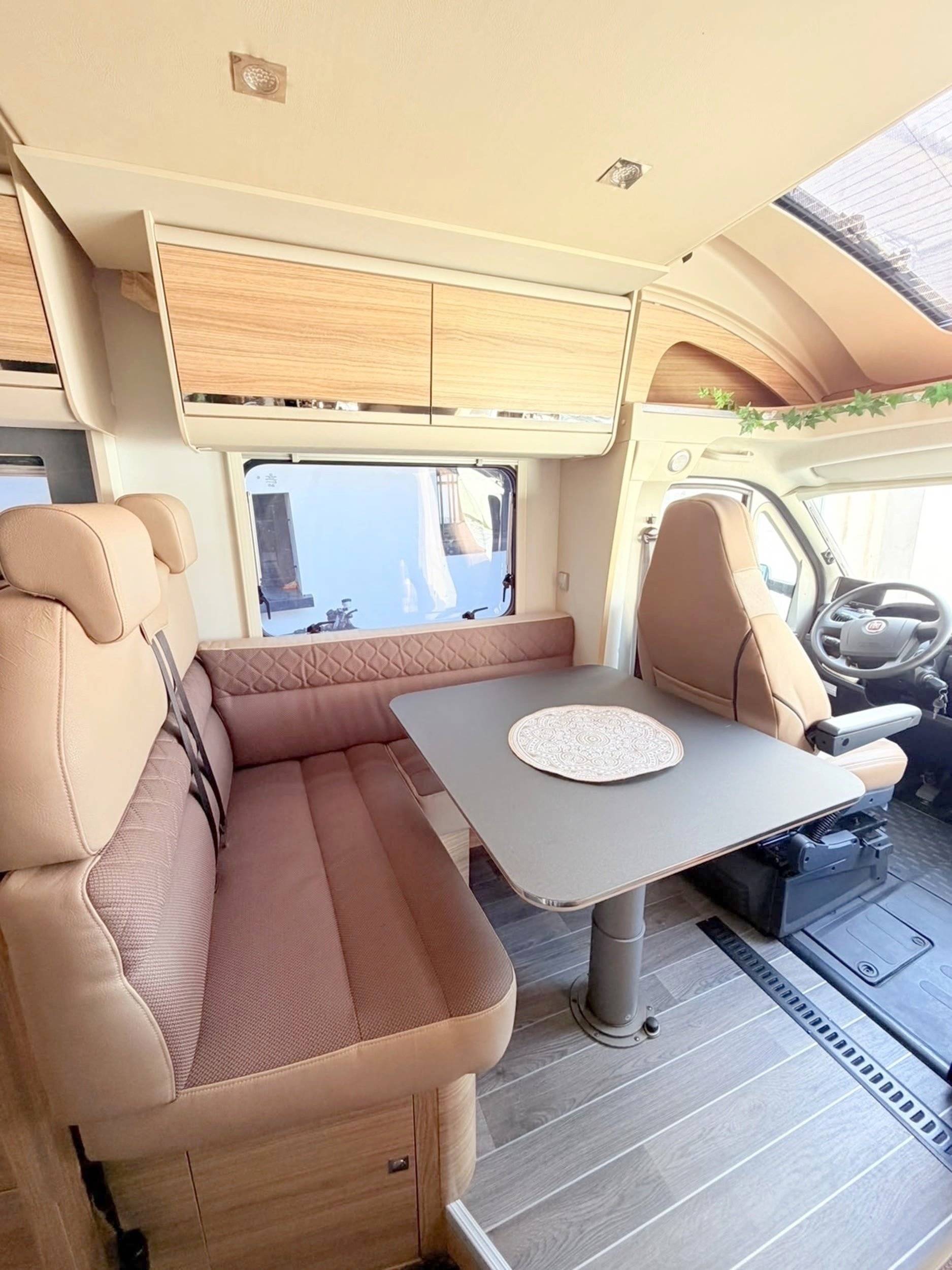 Área de jantar Fiat 2,3 l 130 ch - Yescapa