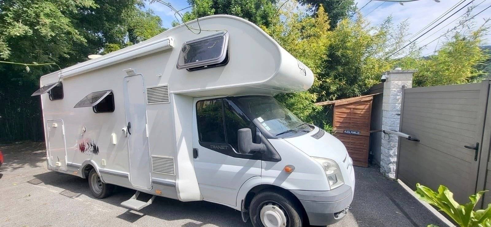 Vue avant de 3/4 Ford Transit 2,2 l 140 ch - Yescapa