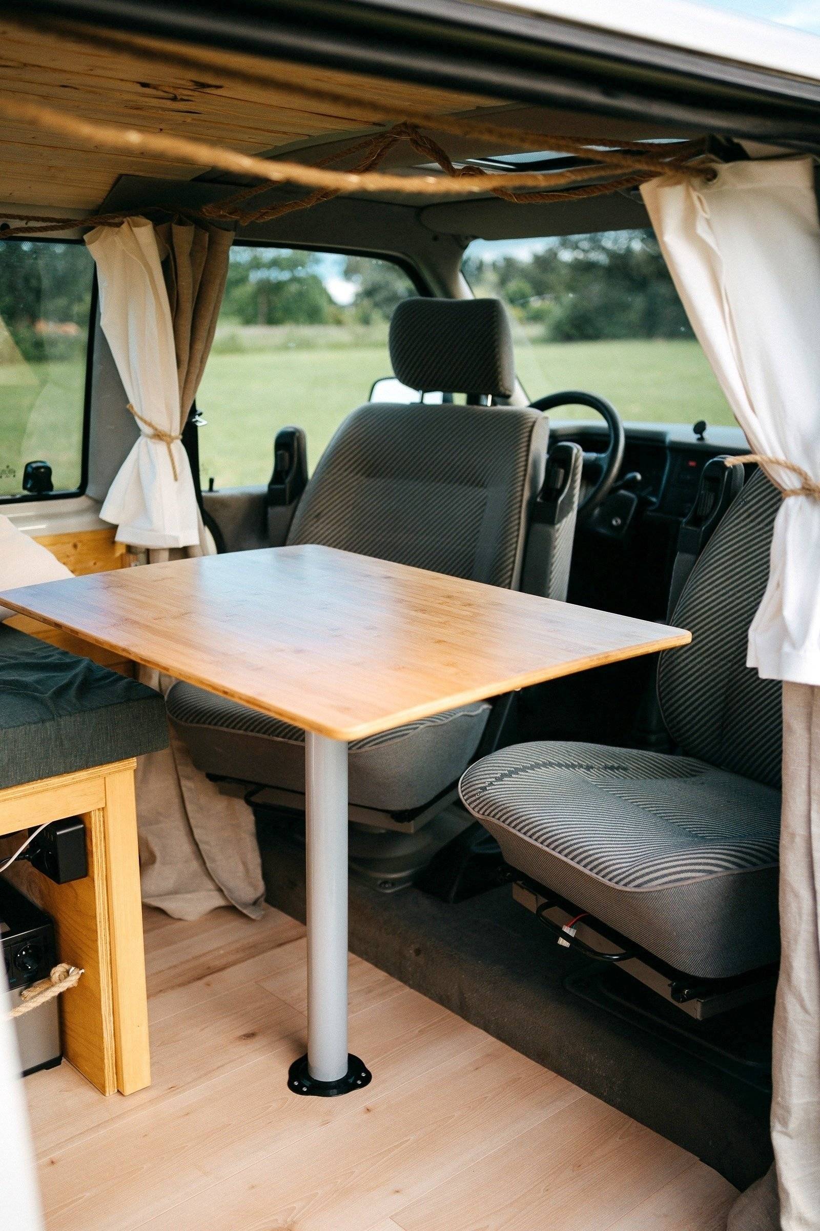 Área de jantar Volkswagen Volkswagen T4 CARAVELLE - Yescapa
