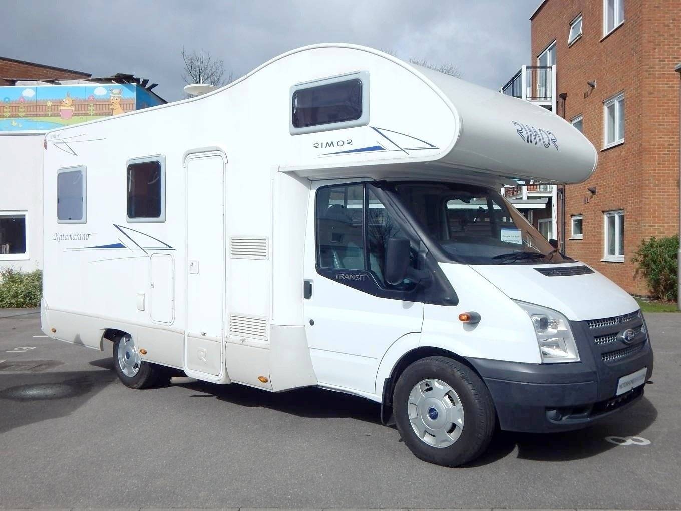schräge Vorderansicht Ford ford transit - Yescapa