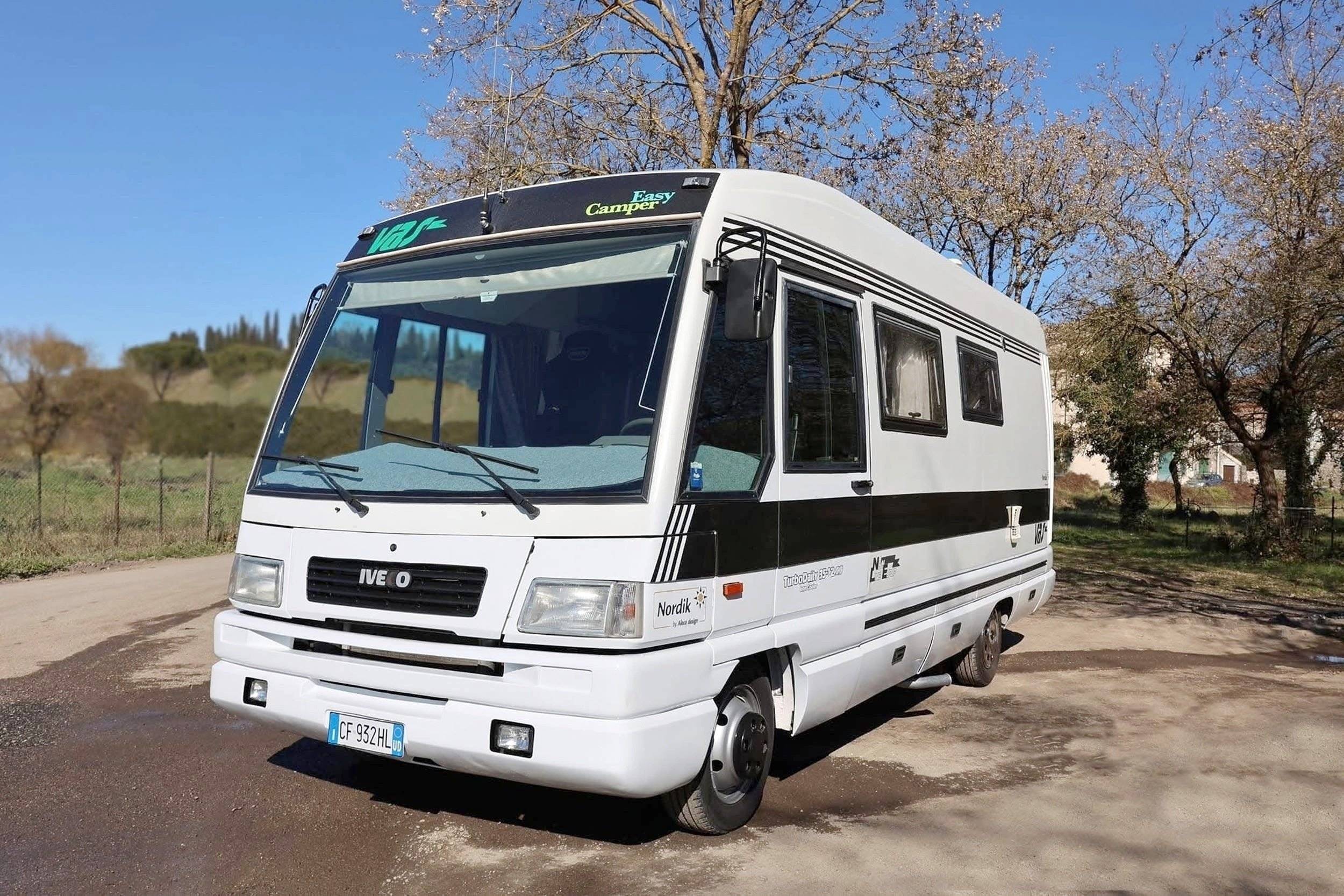 Front view from 3/4 Iveco 35 12 - Yescapa