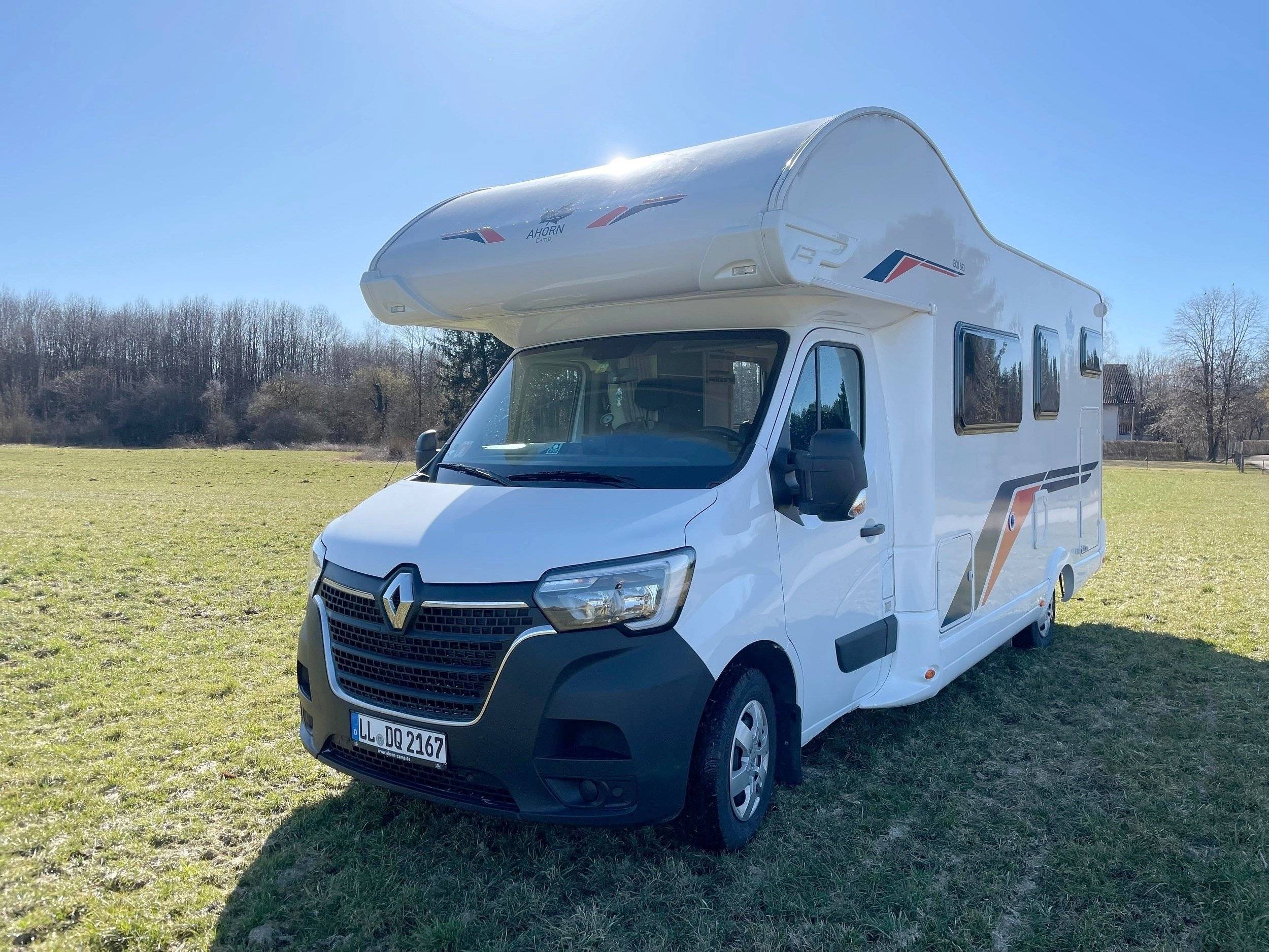 schräge Vorderansicht Renault Renault master - Yescapa