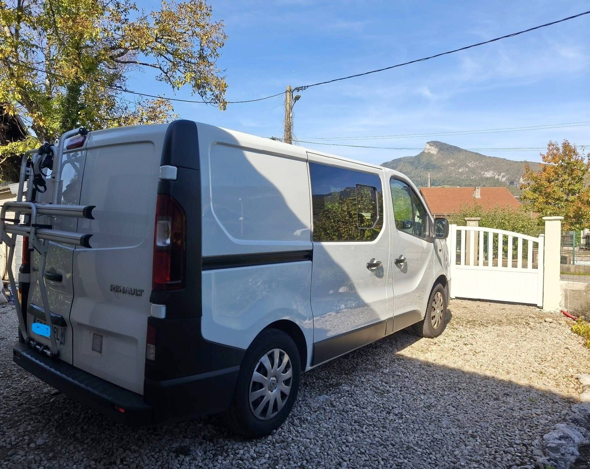 Front view from 3/4 Renault Trafic 3 - Yescapa