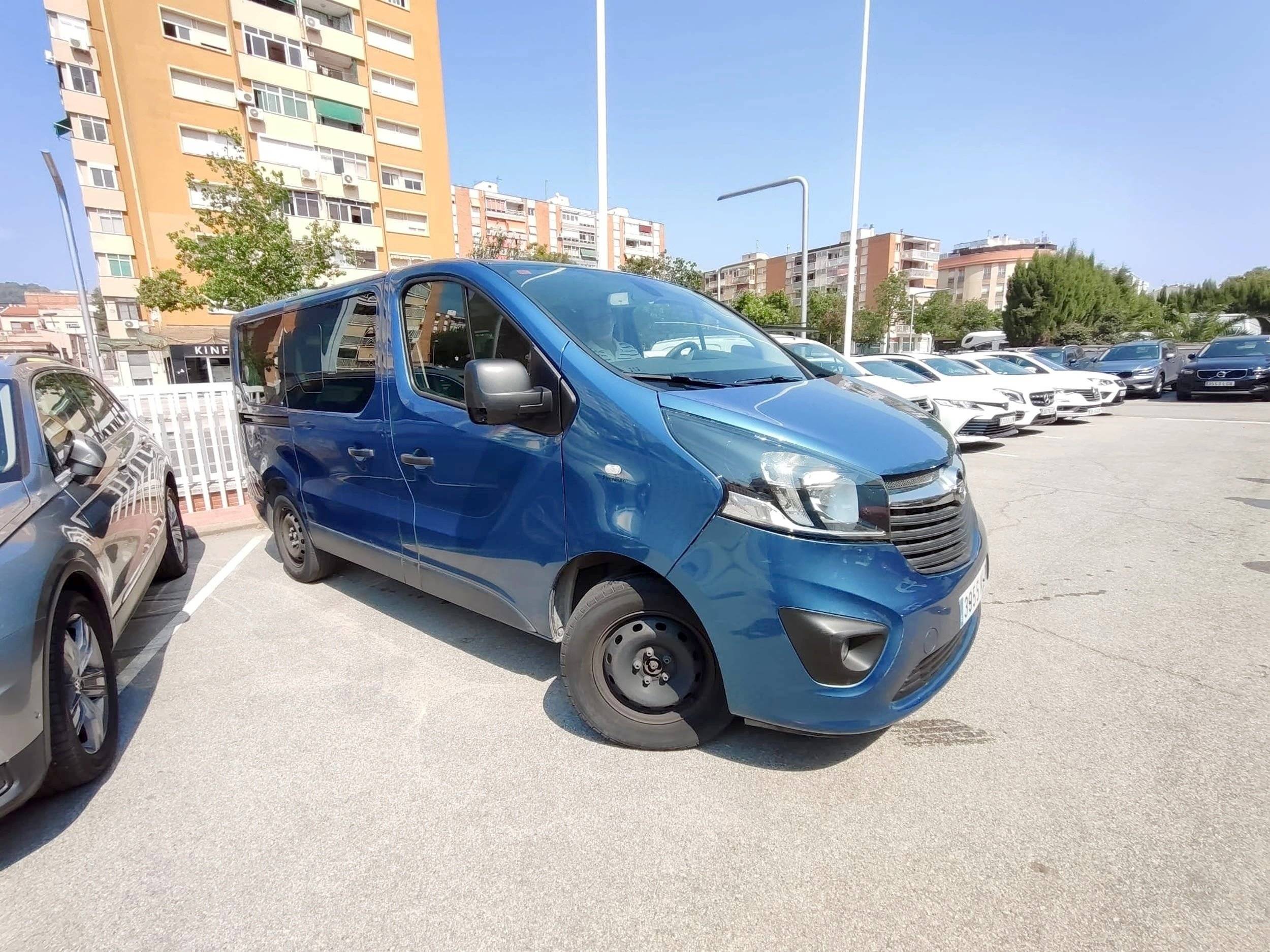 Vista del vehículo ángulo delantero Opel Vivaro - Yescapa