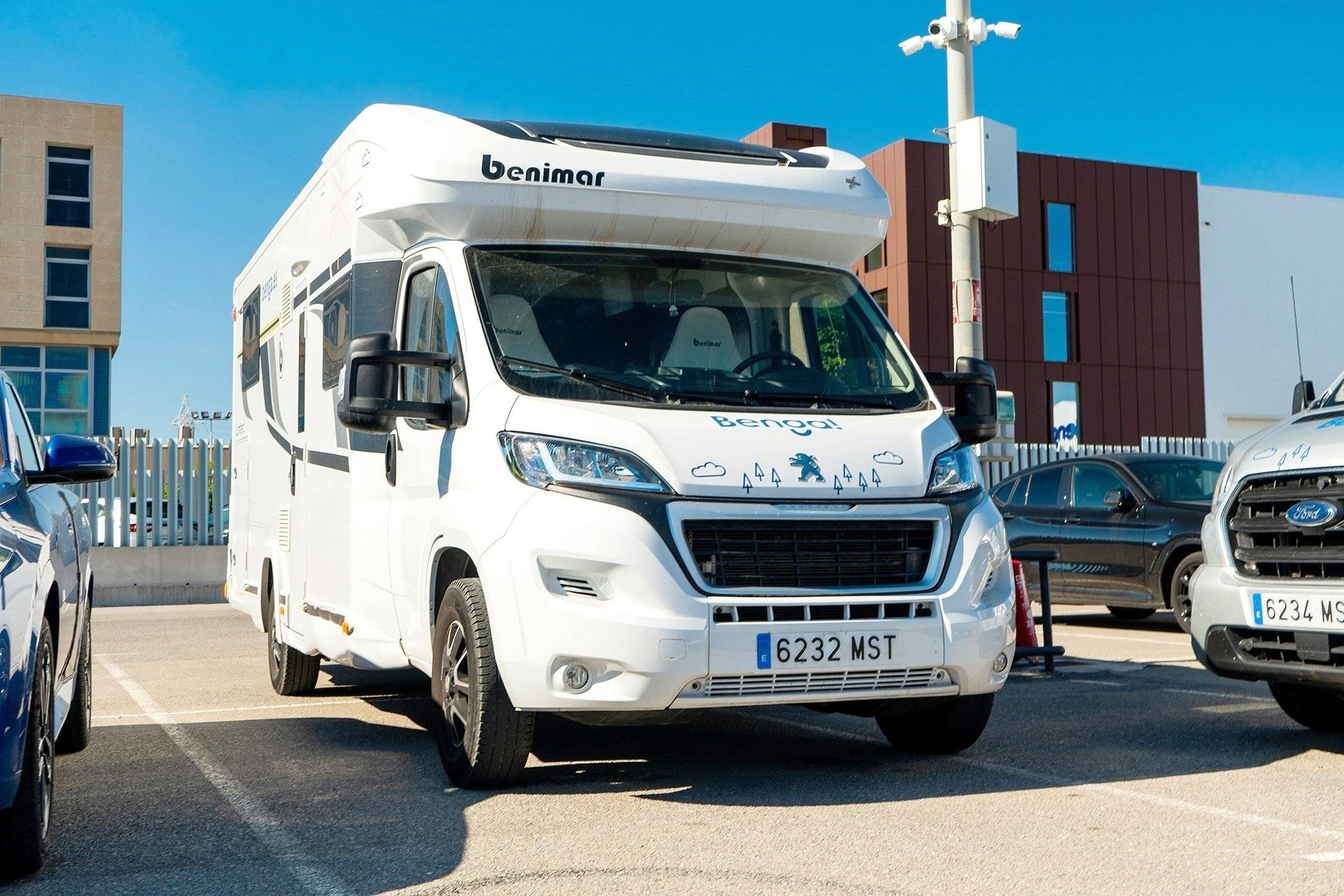 Front view from 3/4 Peugeot - Yescapa