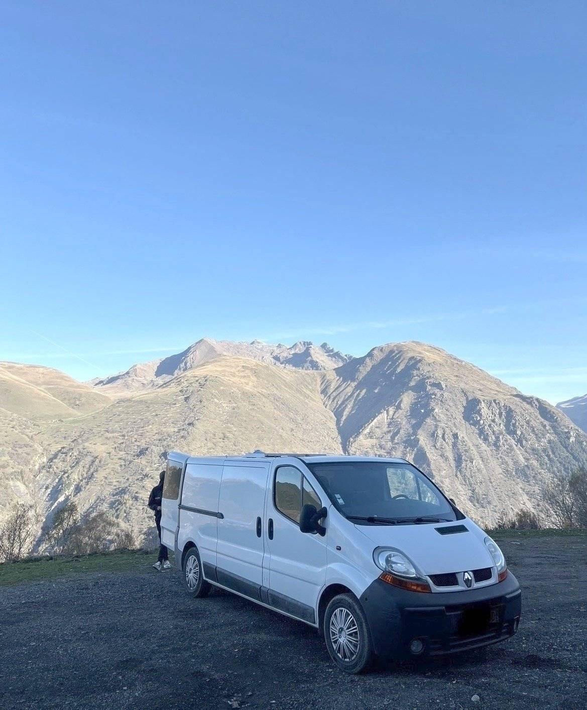 Vista del vehicle angle davanter Renault Trafic 2 l 90 ch - Yescapa