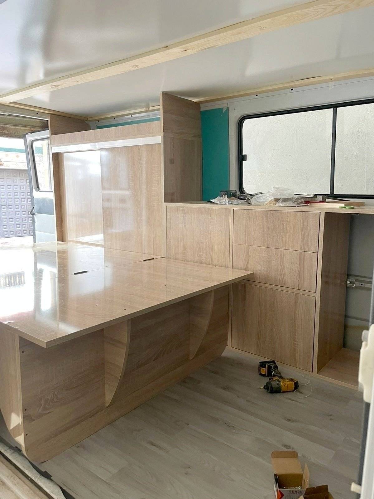 Plazas en cama Mercedes mb100 - Yescapa