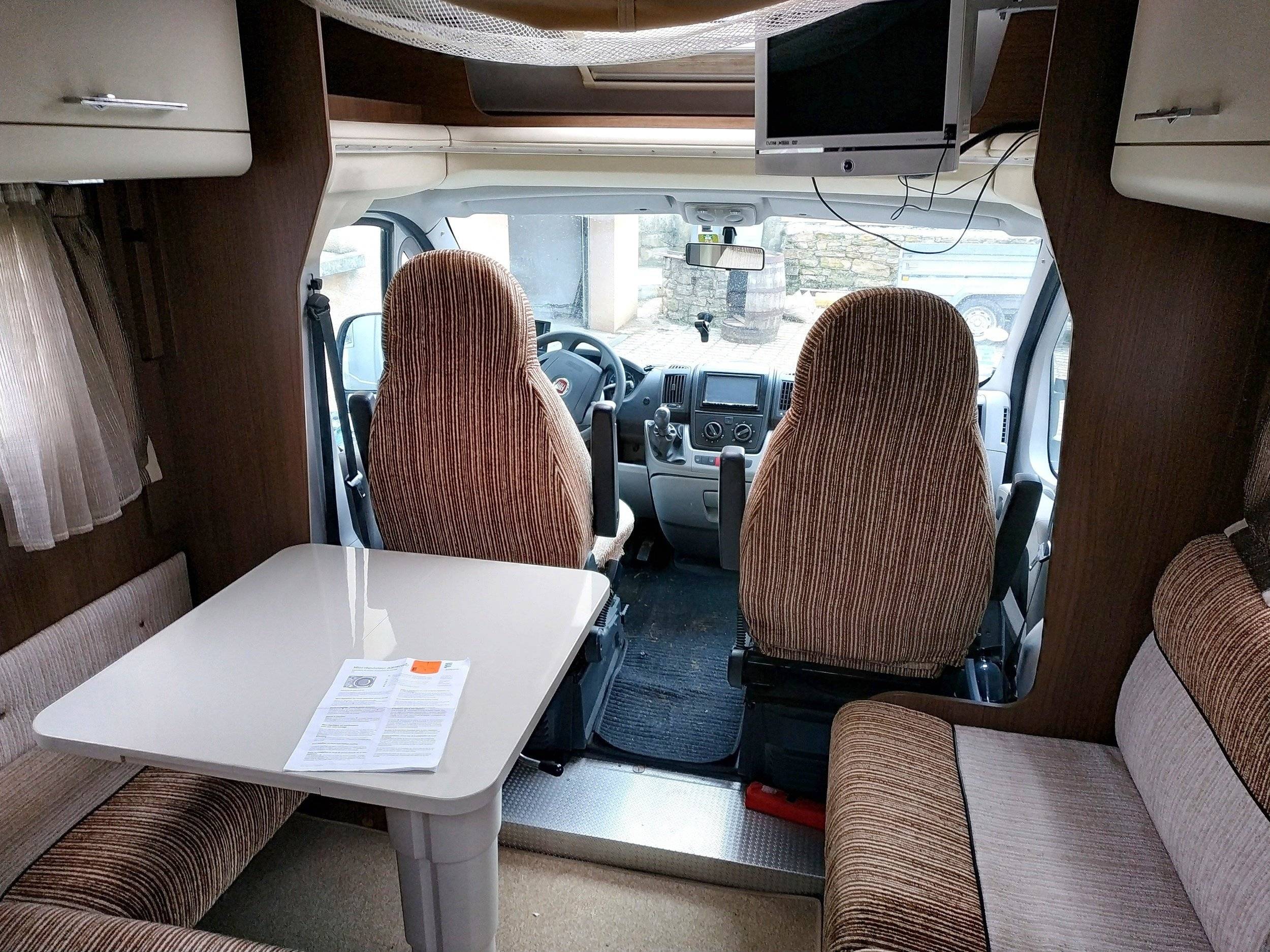 Dining Area FIAT Roller Team T Line grand garage - Yescapa