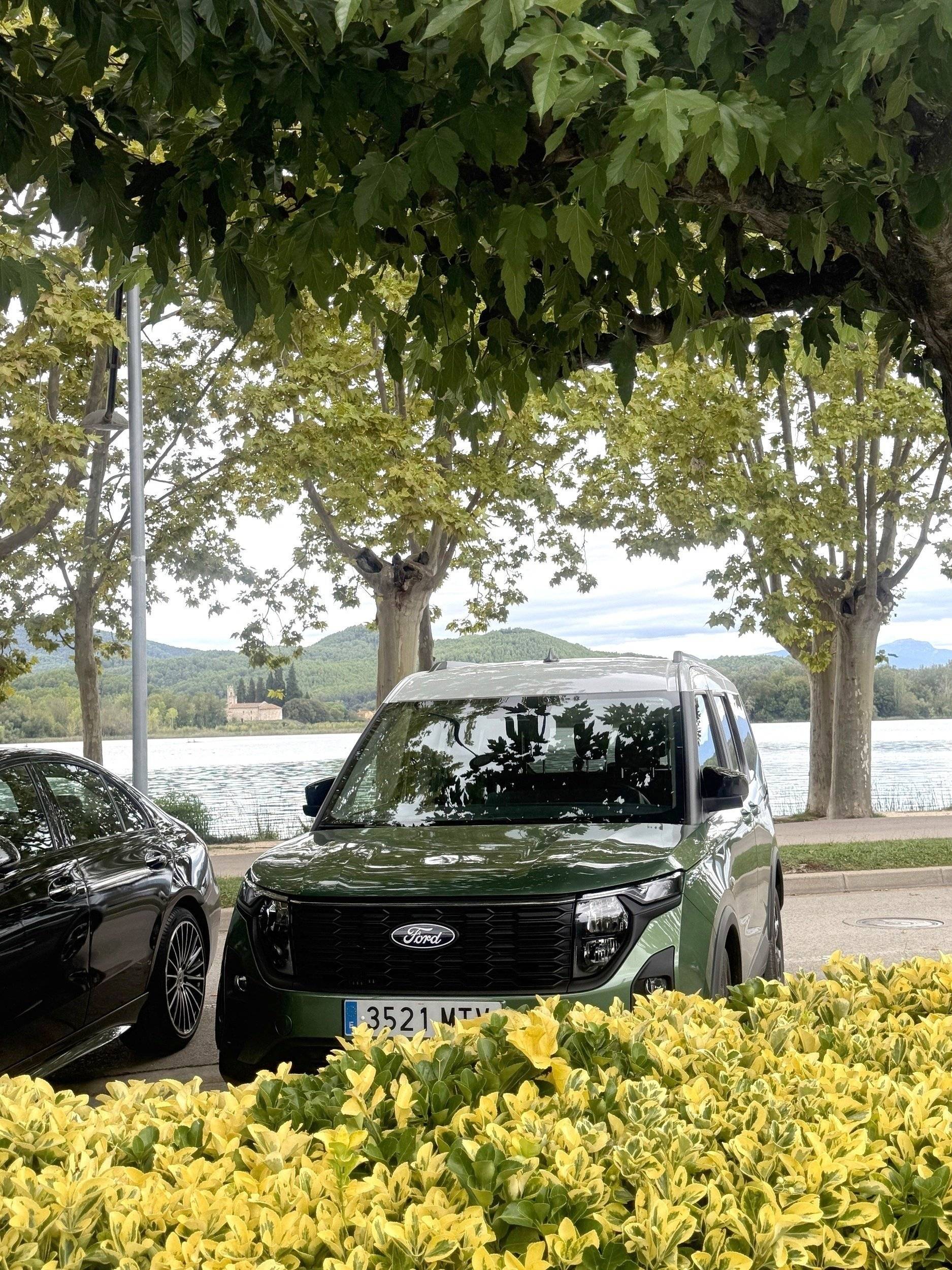 Vista del vehicle angle davanter Ford Tourneo - Yescapa