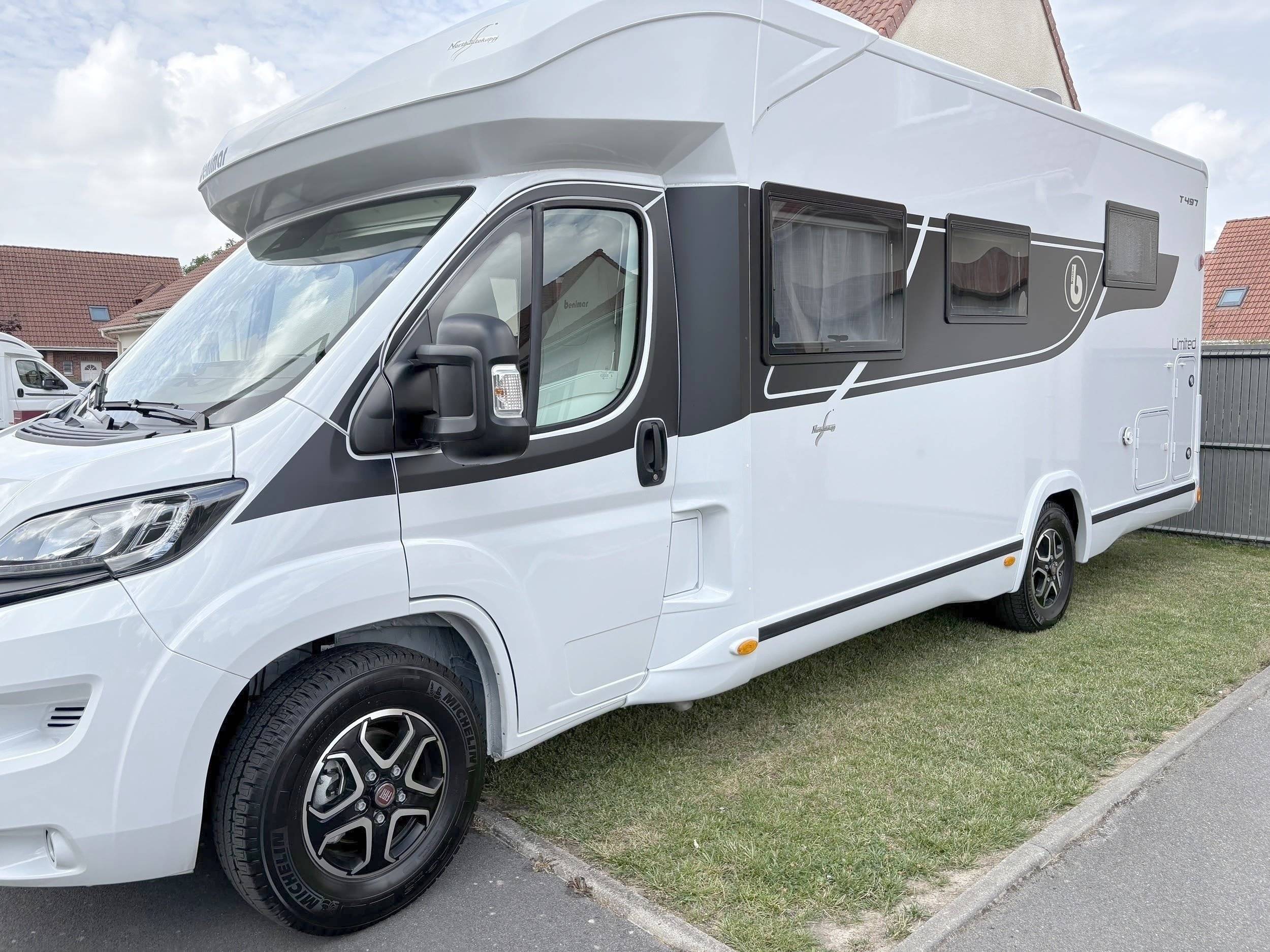 Front view from 3/4 Fiat - Yescapa