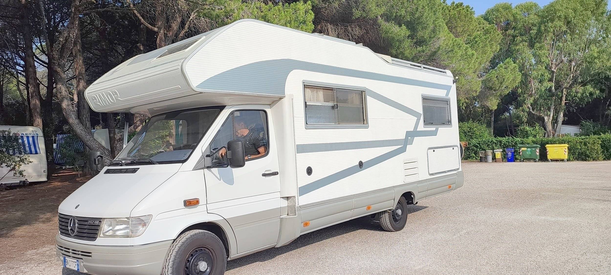 Front view from 3/4 Mercedes Sprinter 312 D - Yescapa