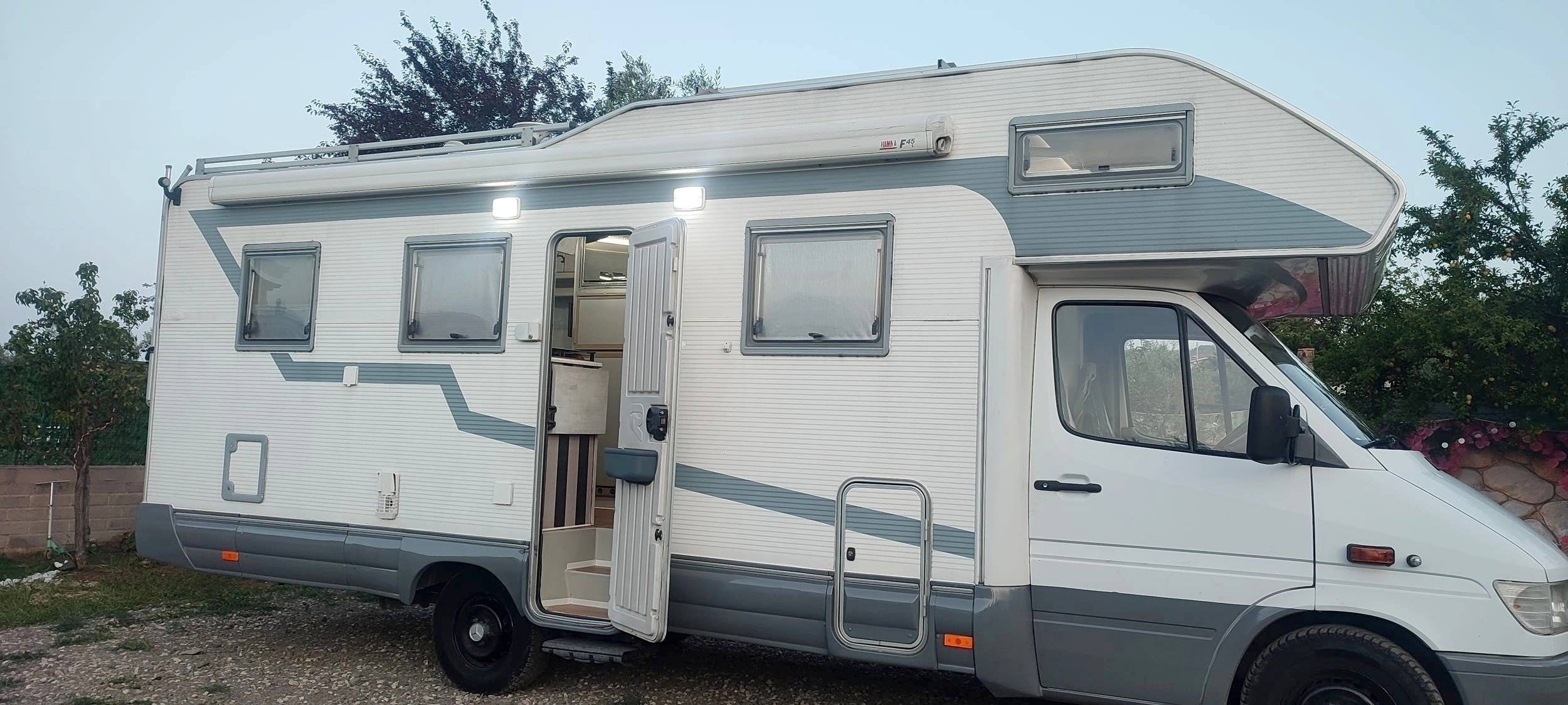 Vista frontale a ¾ Mercedes Sprinter 312 D - Yescapa