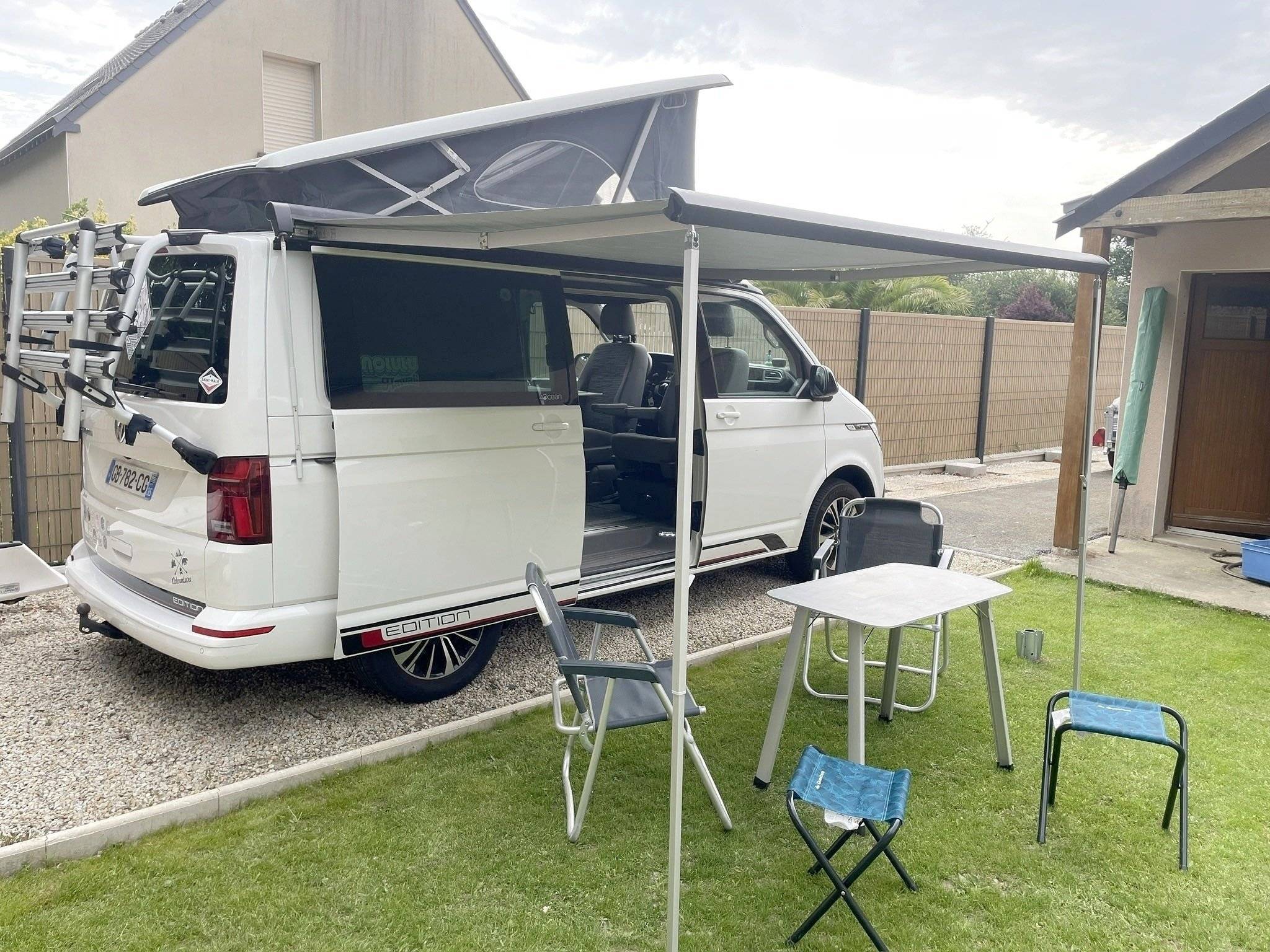 Vista de 3/4 Volkswagen T6.1 OCEAN 2.0TDI 150CV DSG - Yescapa