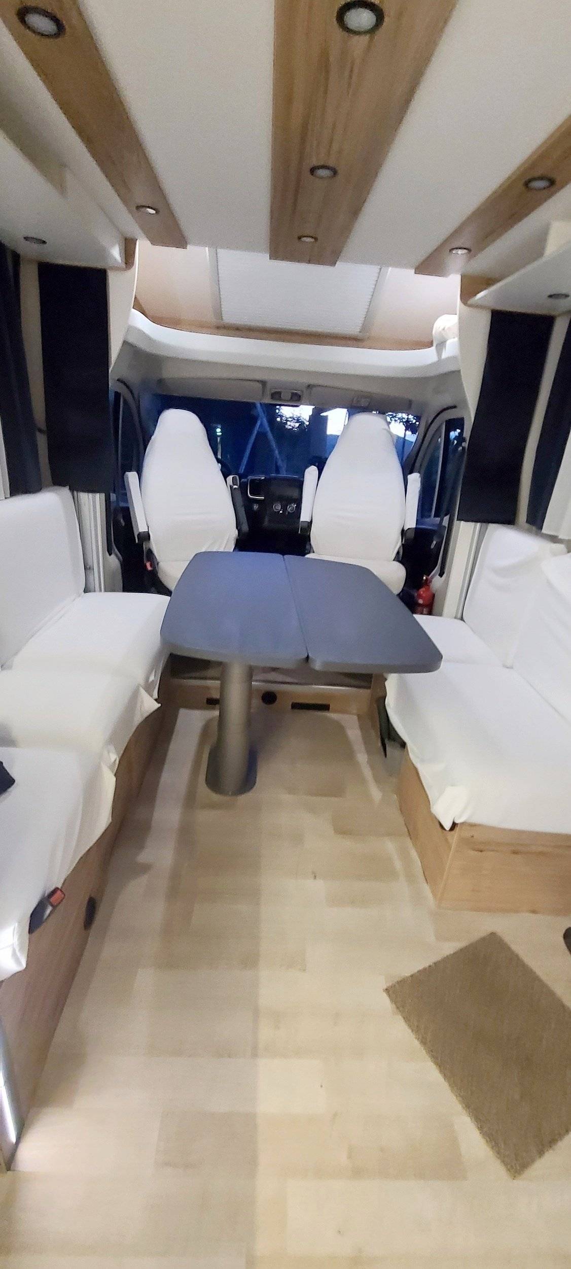 Dining Area Fiat Fiat Ducato 140 CV - Yescapa