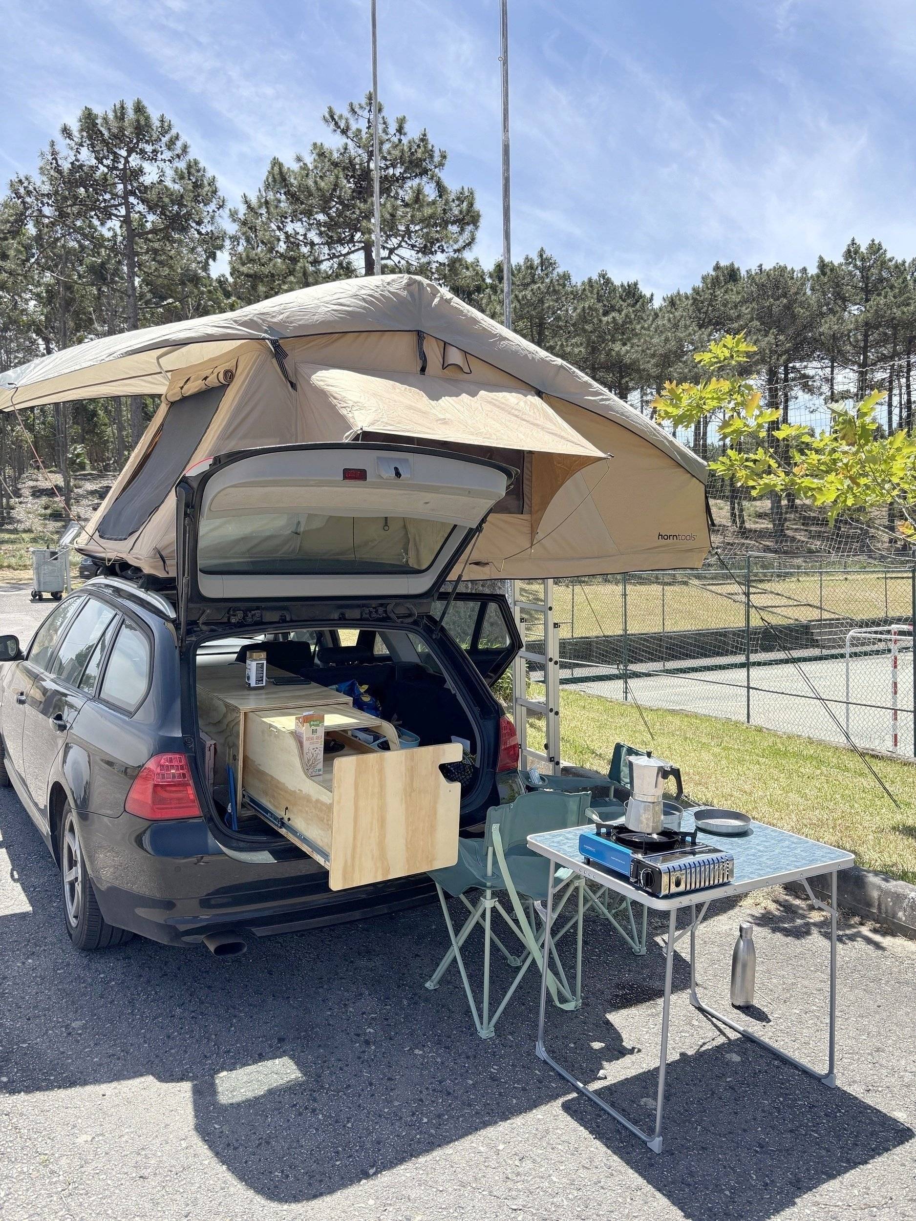 Rear view BMW with Rooftent perfect for 2 - Yescapa